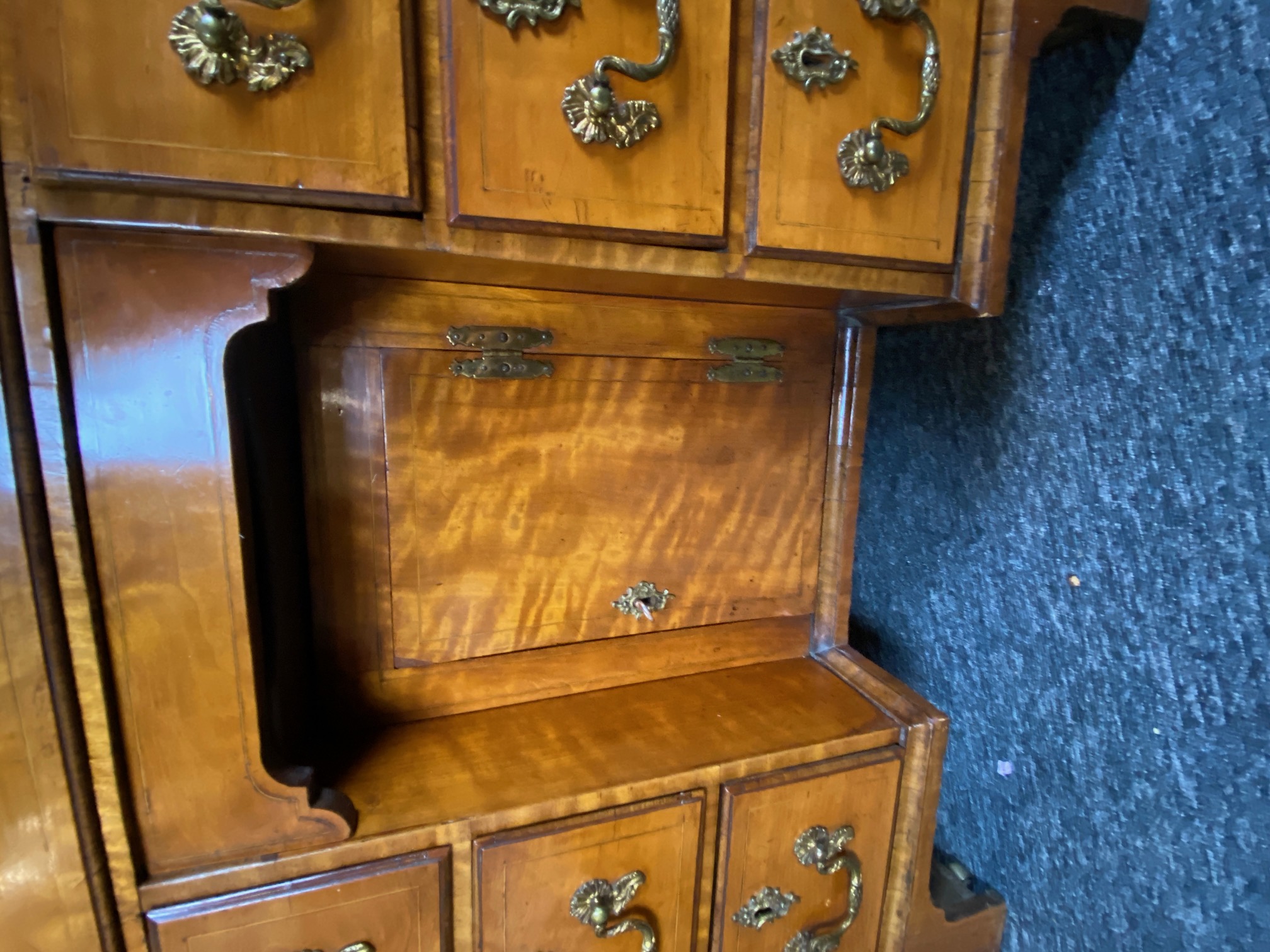 A George III satinwood kneehole desk - Image 7 of 11