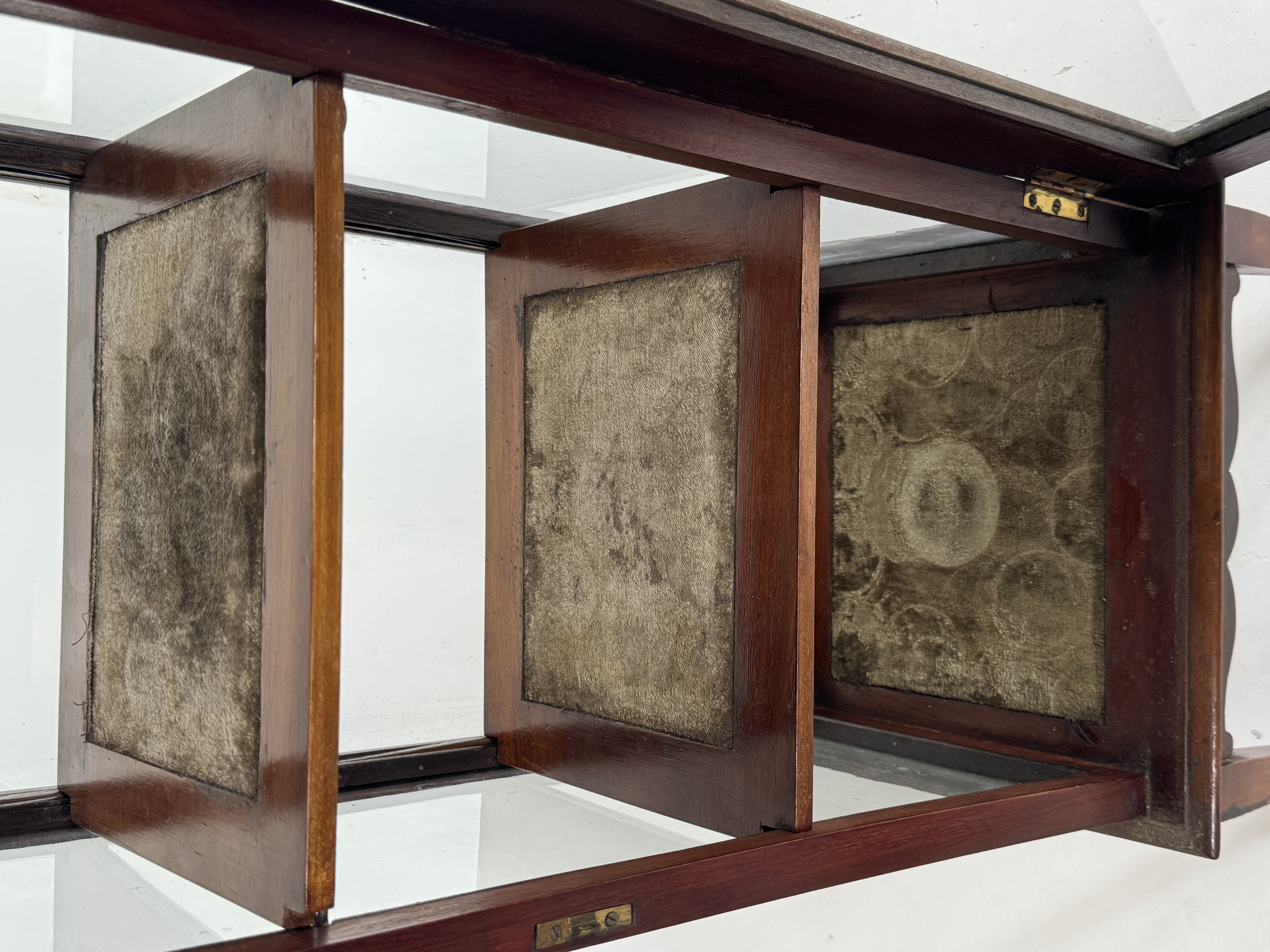 A small Edwardian mahogany and satinwood banded freestanding display cabinet / vitrine - Bild 3 aus 4