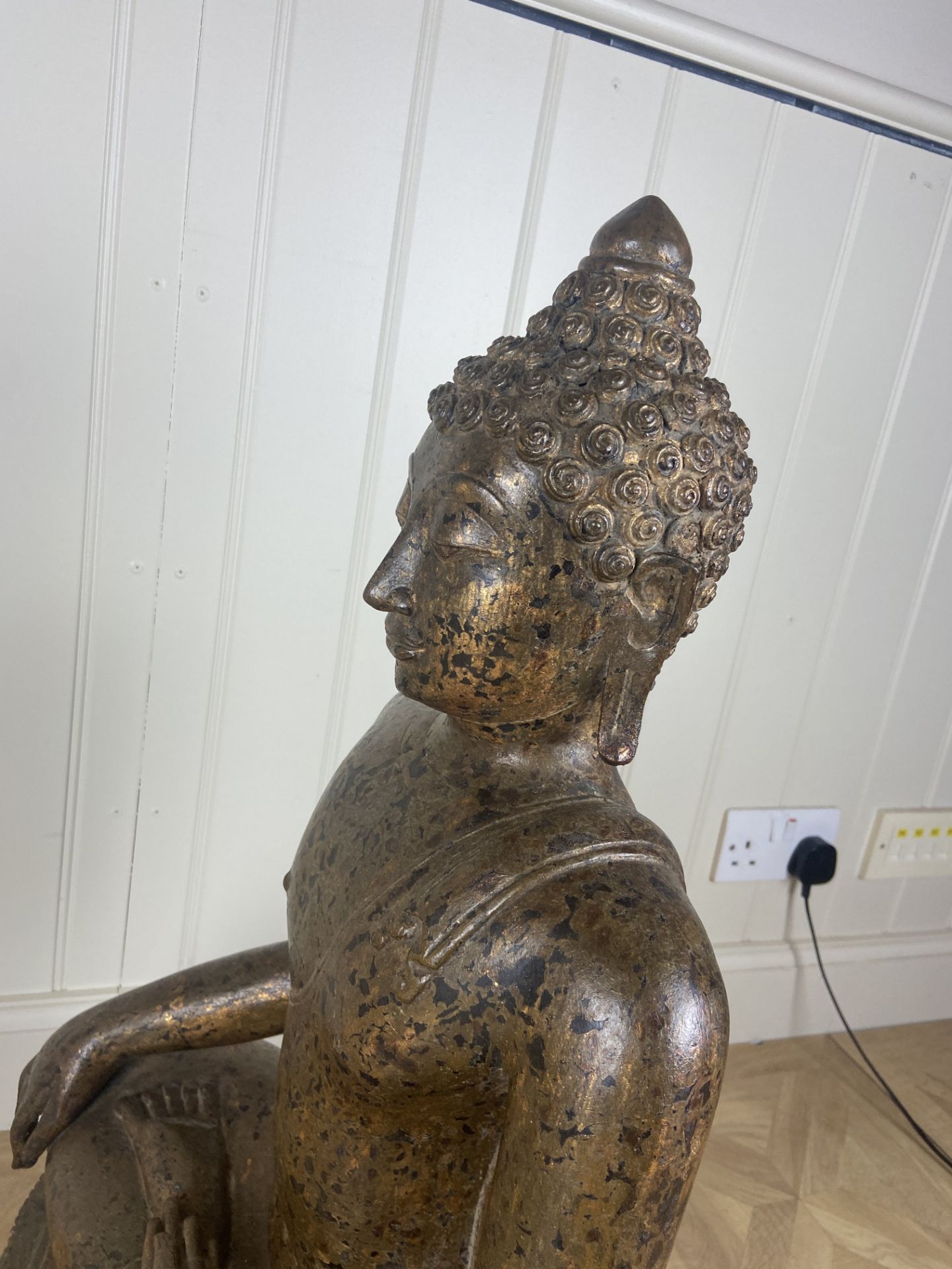 An 18th century Thai gilt bronze seated figure of Buddha Shakyamuni - Image 7 of 7