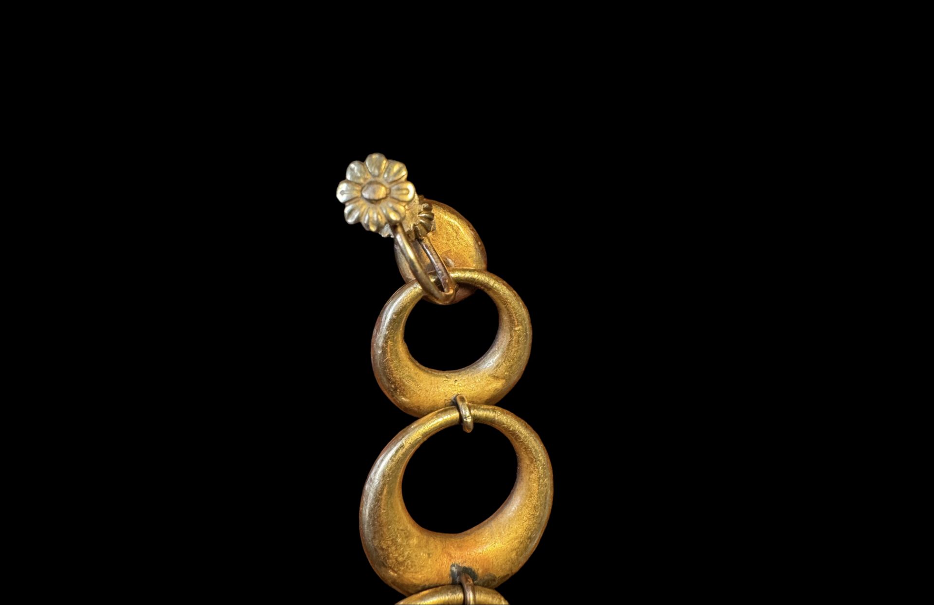 A single 19th century French yellow metal earring - Image 5 of 6