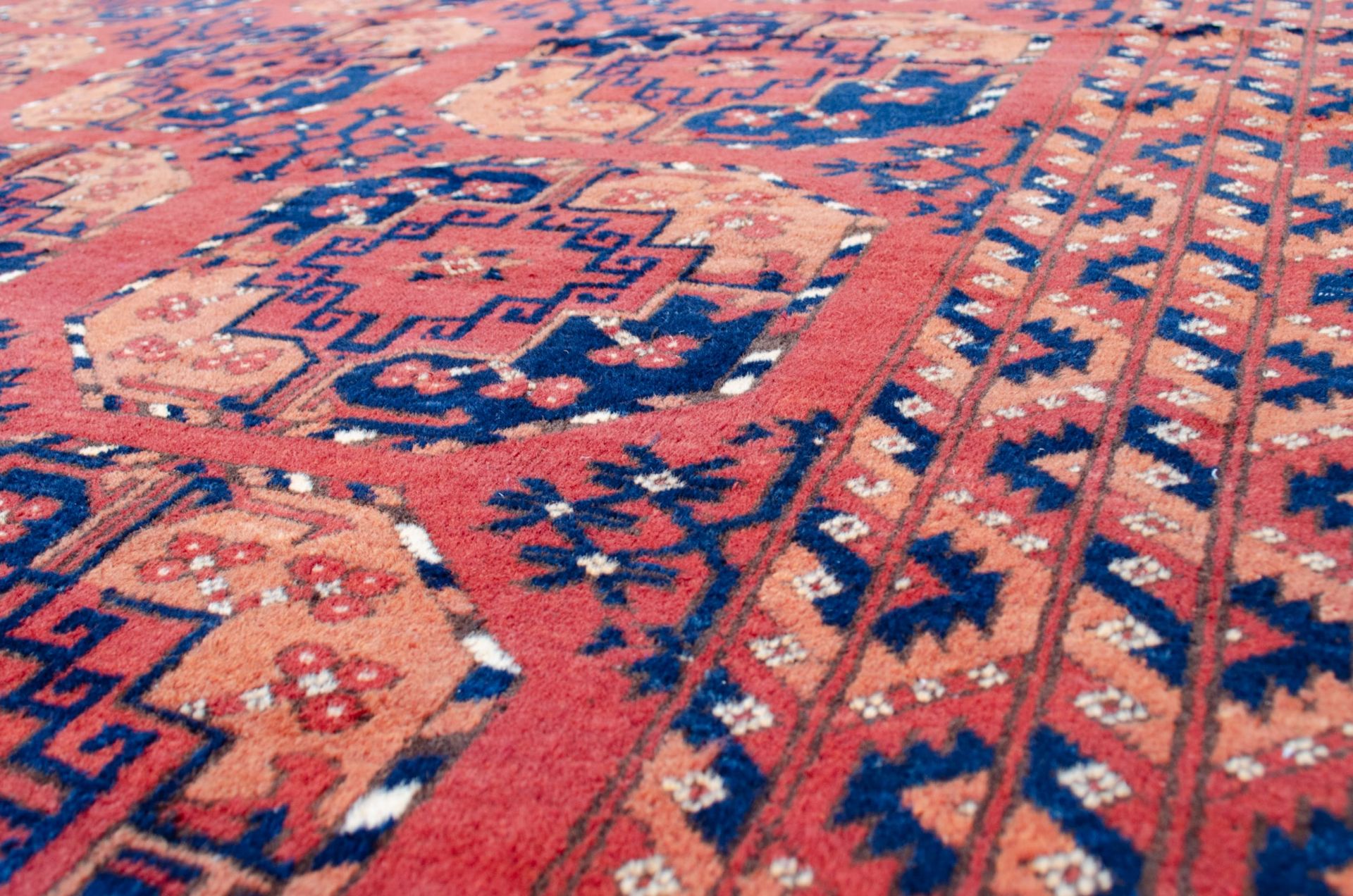 A vintage Ersari carpet, Turkestan, circa 1950 - Image 3 of 7