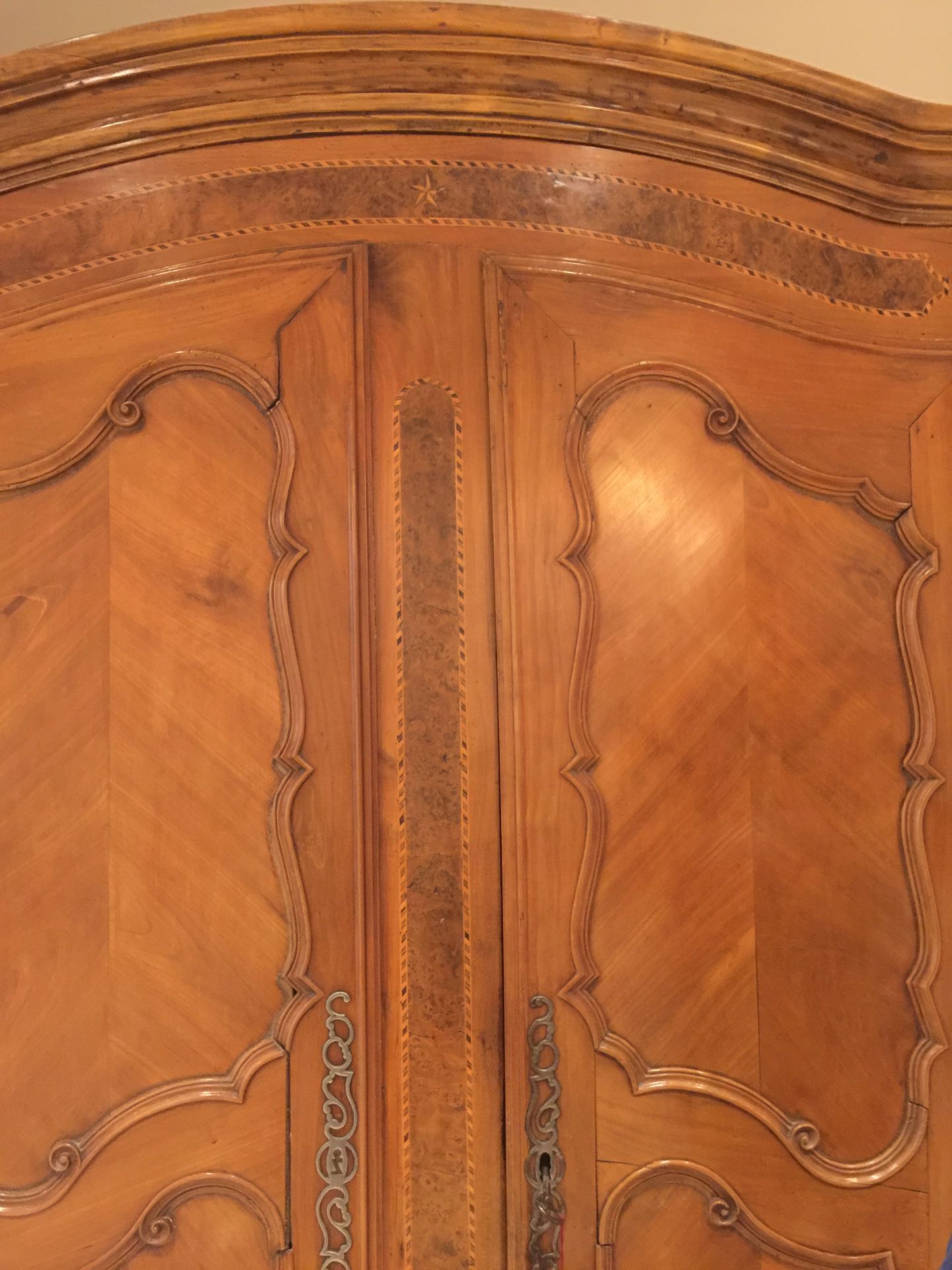 An 18th century French Provincial chestnut and burr elm armoire - Image 2 of 17