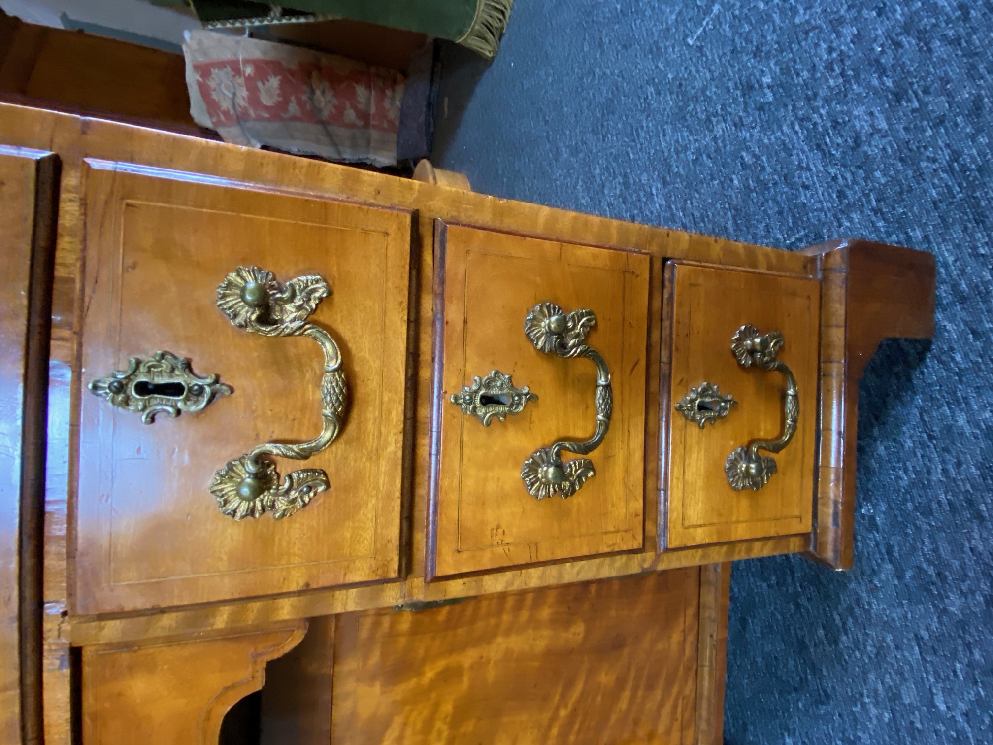 A George III satinwood kneehole desk - Image 3 of 11