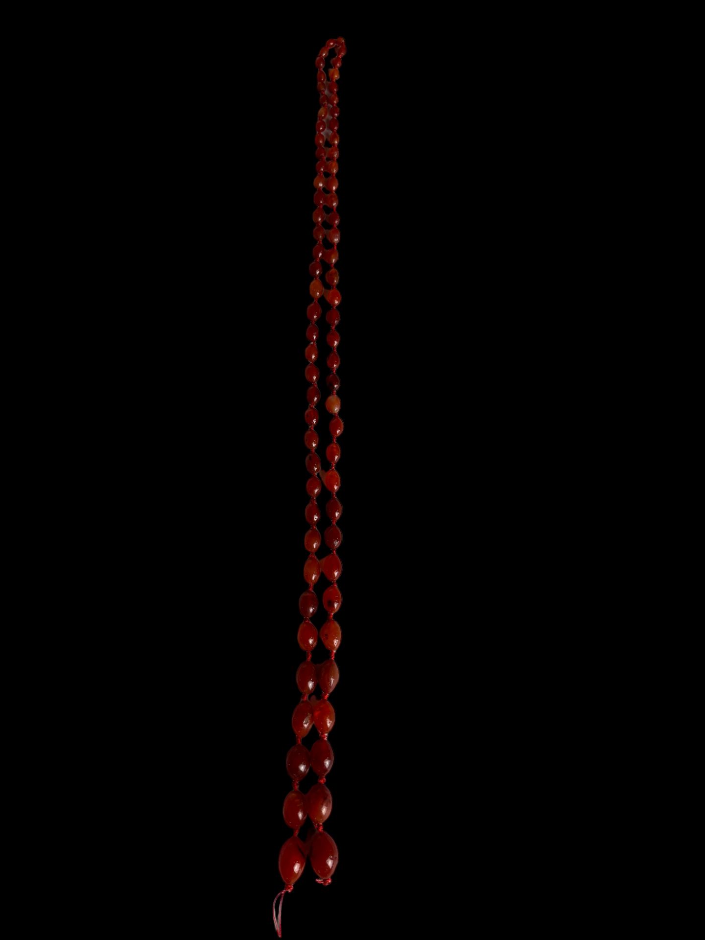 An Art Deco oval cornelian bead long necklace - Image 5 of 5