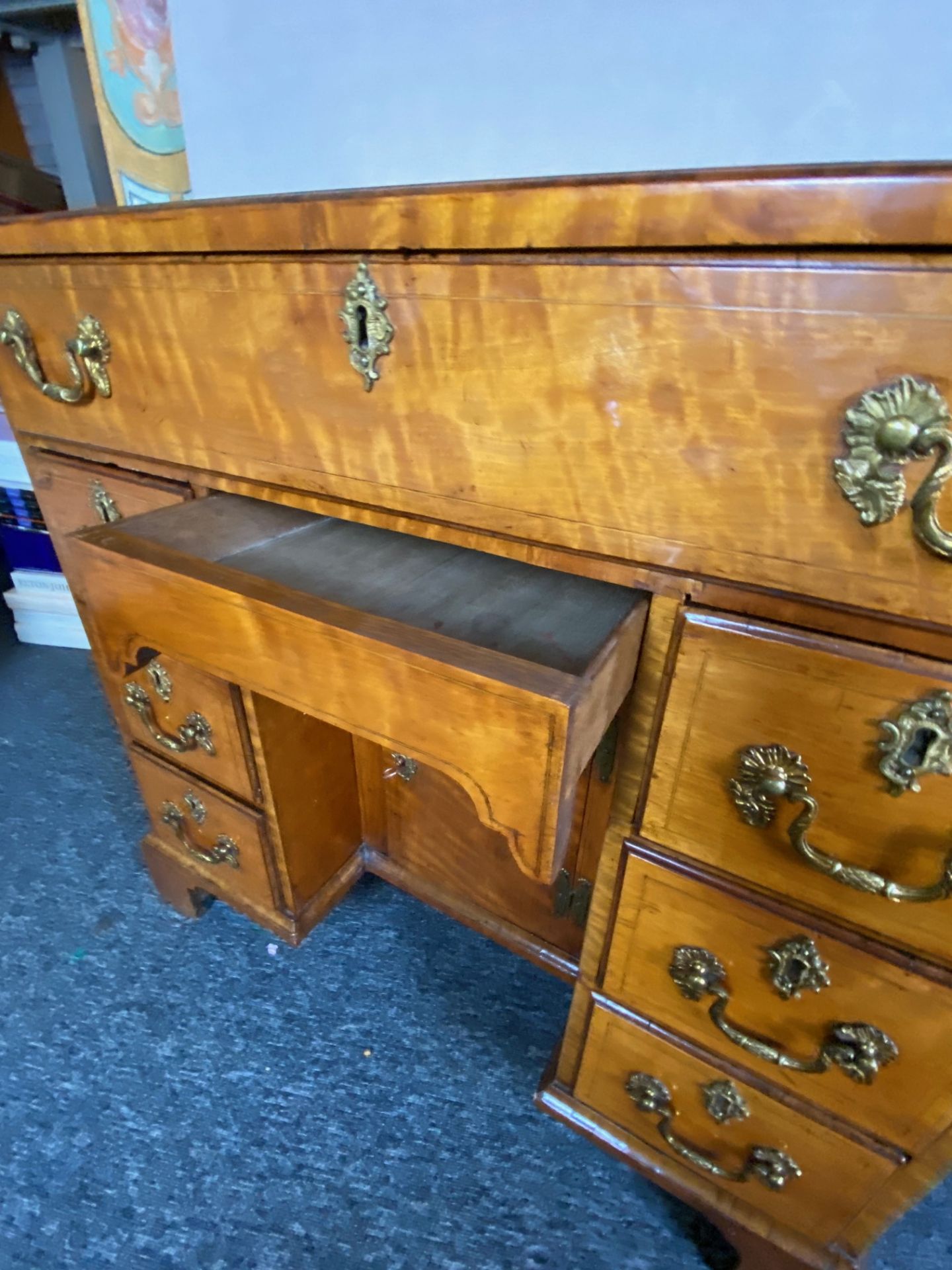 A George III satinwood kneehole desk - Image 6 of 11