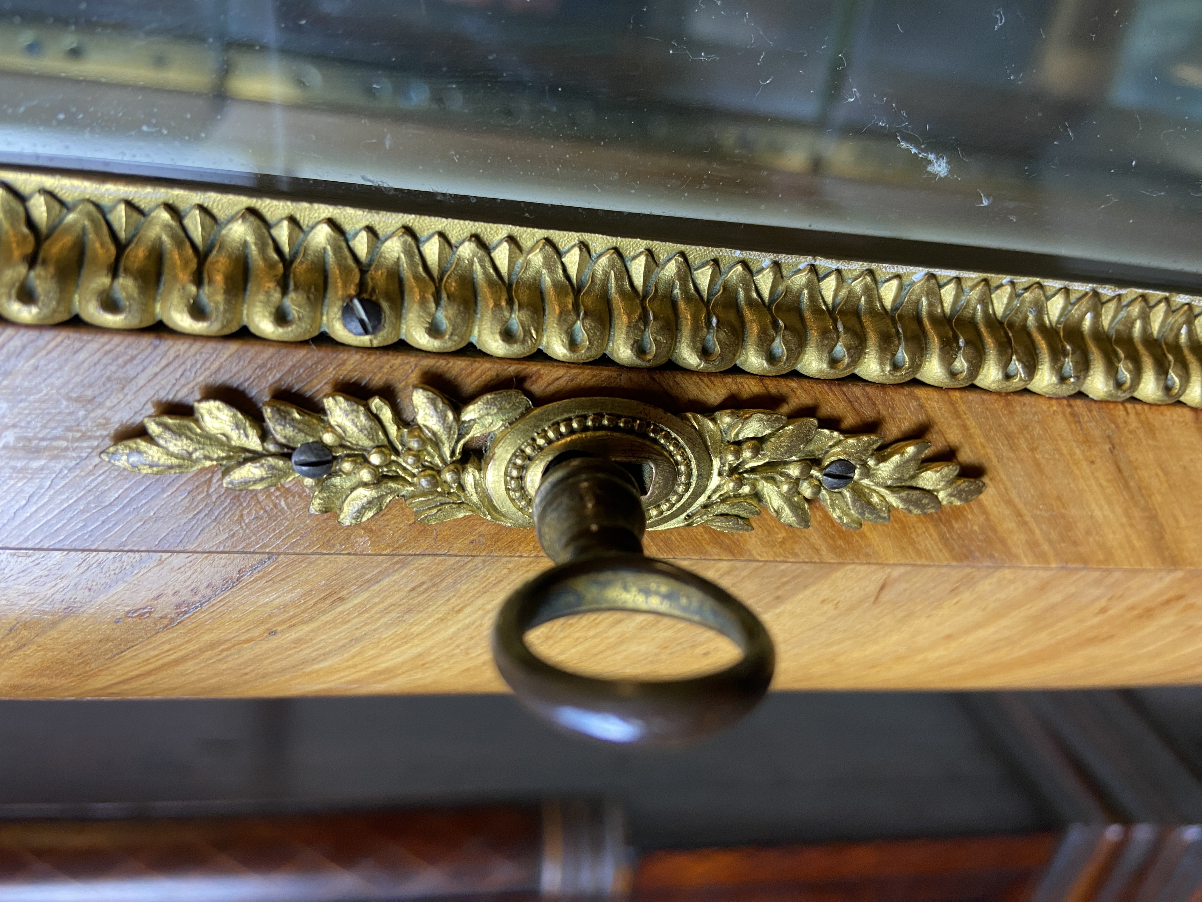 A fine late 19th century French kingwood and gilt bronze mounted display cabinet / vitrine - Bild 3 aus 5