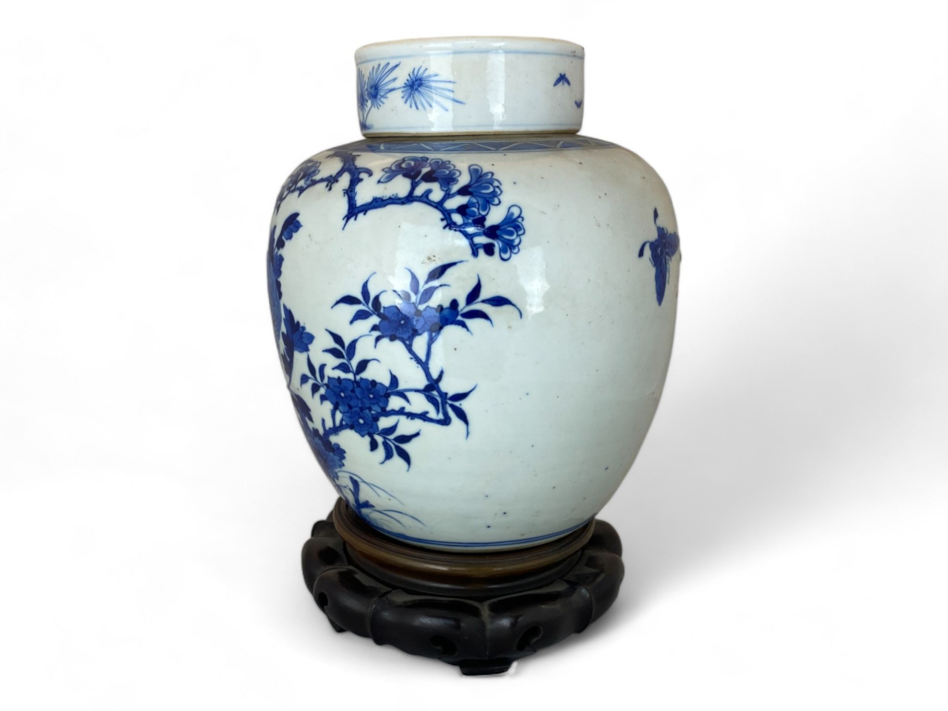 A Chinese blue and white ginger jar and lid on a pierced hardwood stand - Image 9 of 12