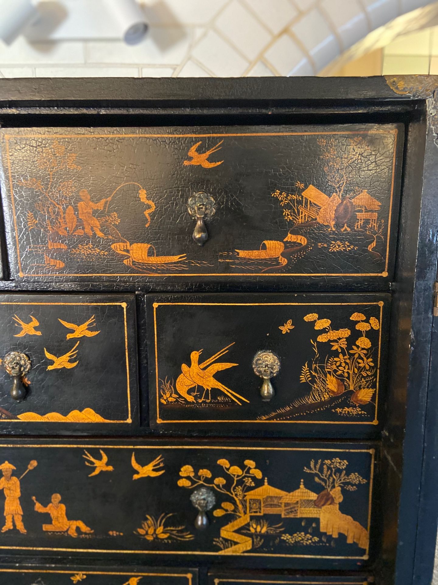 An early 18th century Chinese export black lacquer cabinet on a European stand - Image 28 of 36