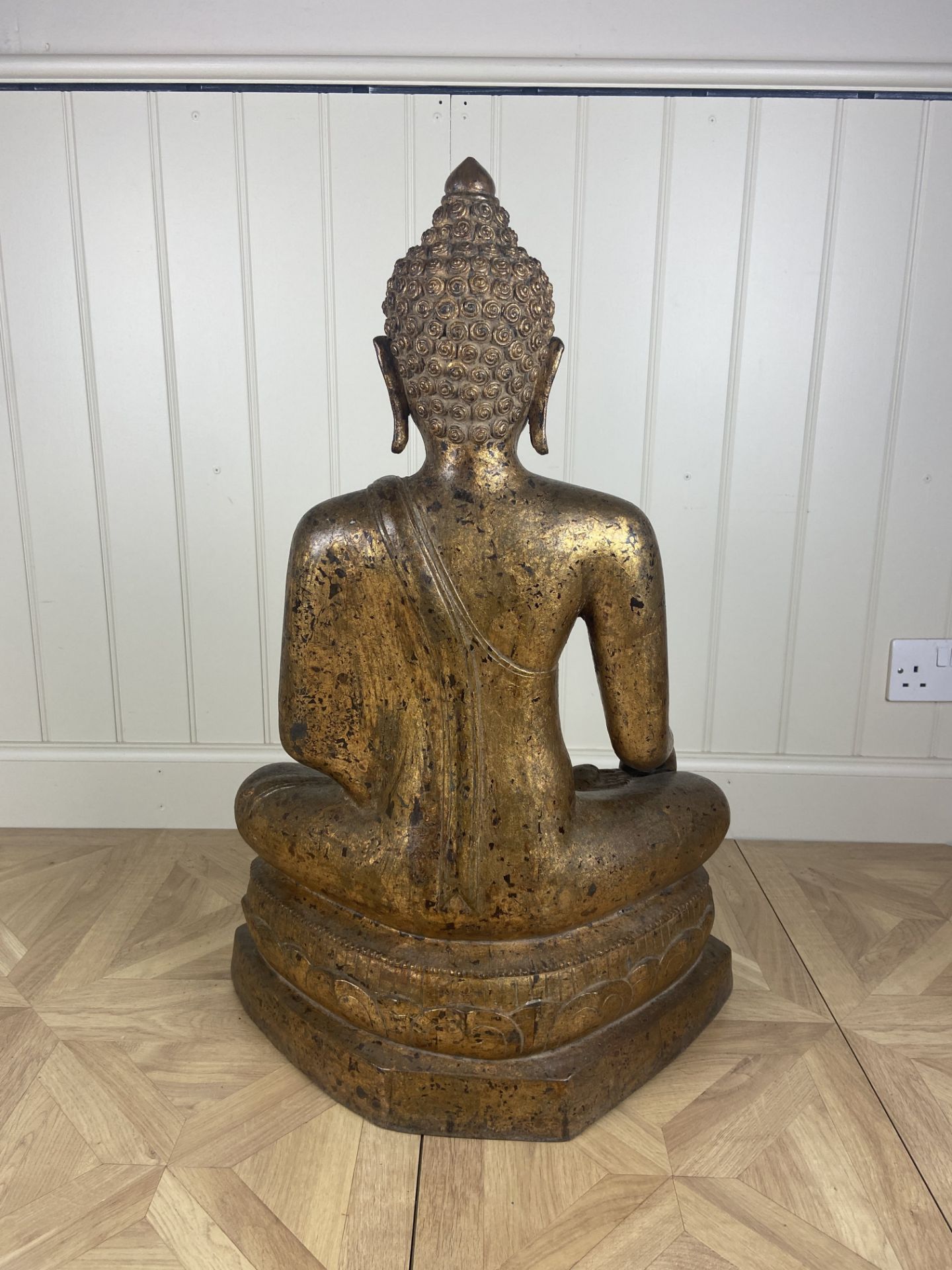 An 18th century Thai gilt bronze seated figure of Buddha Shakyamuni - Image 5 of 7