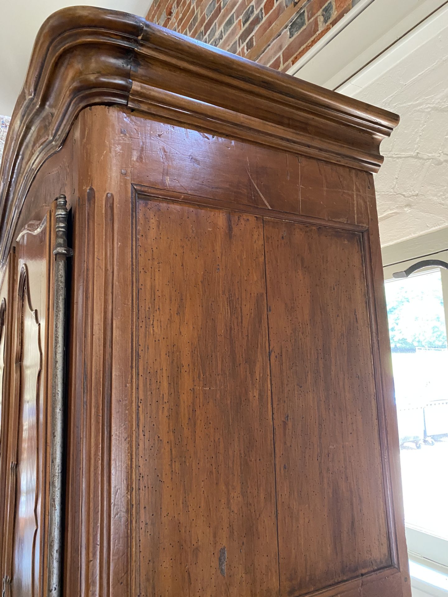 An 18th century French Provincial chestnut and burr elm armoire - Image 9 of 17