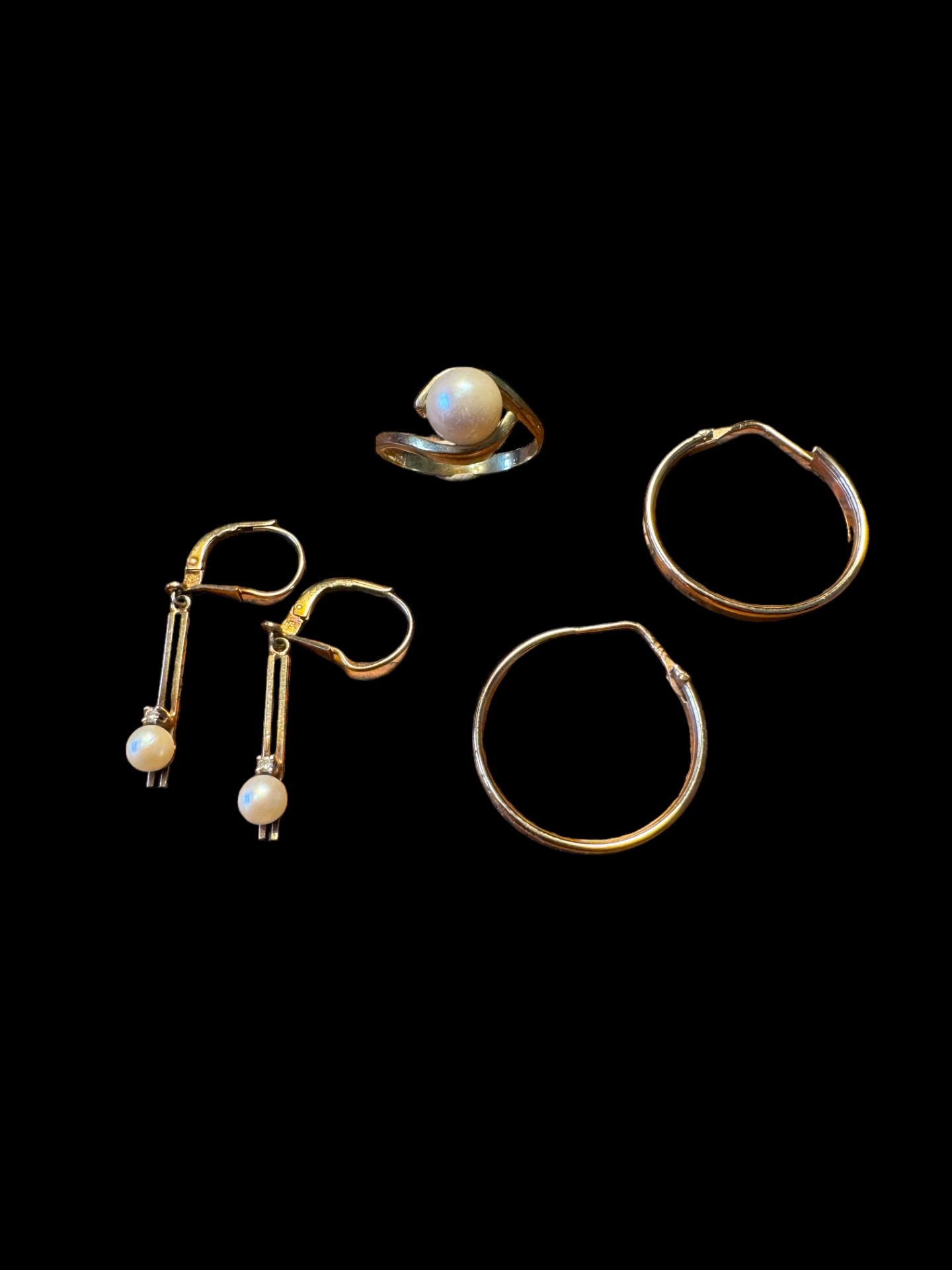 A small group of jewellery