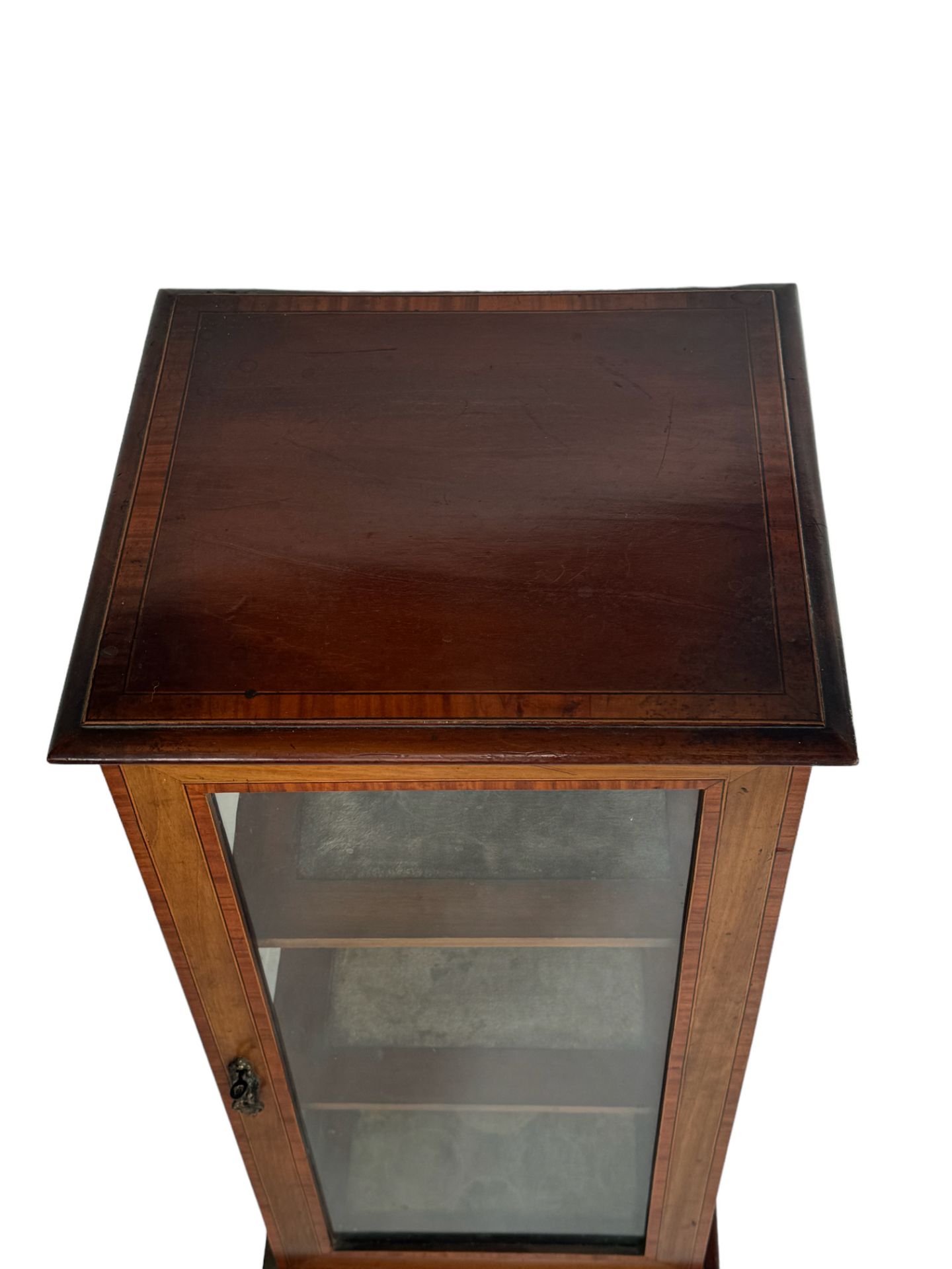 A small Edwardian mahogany and satinwood banded freestanding display cabinet / vitrine - Image 4 of 4