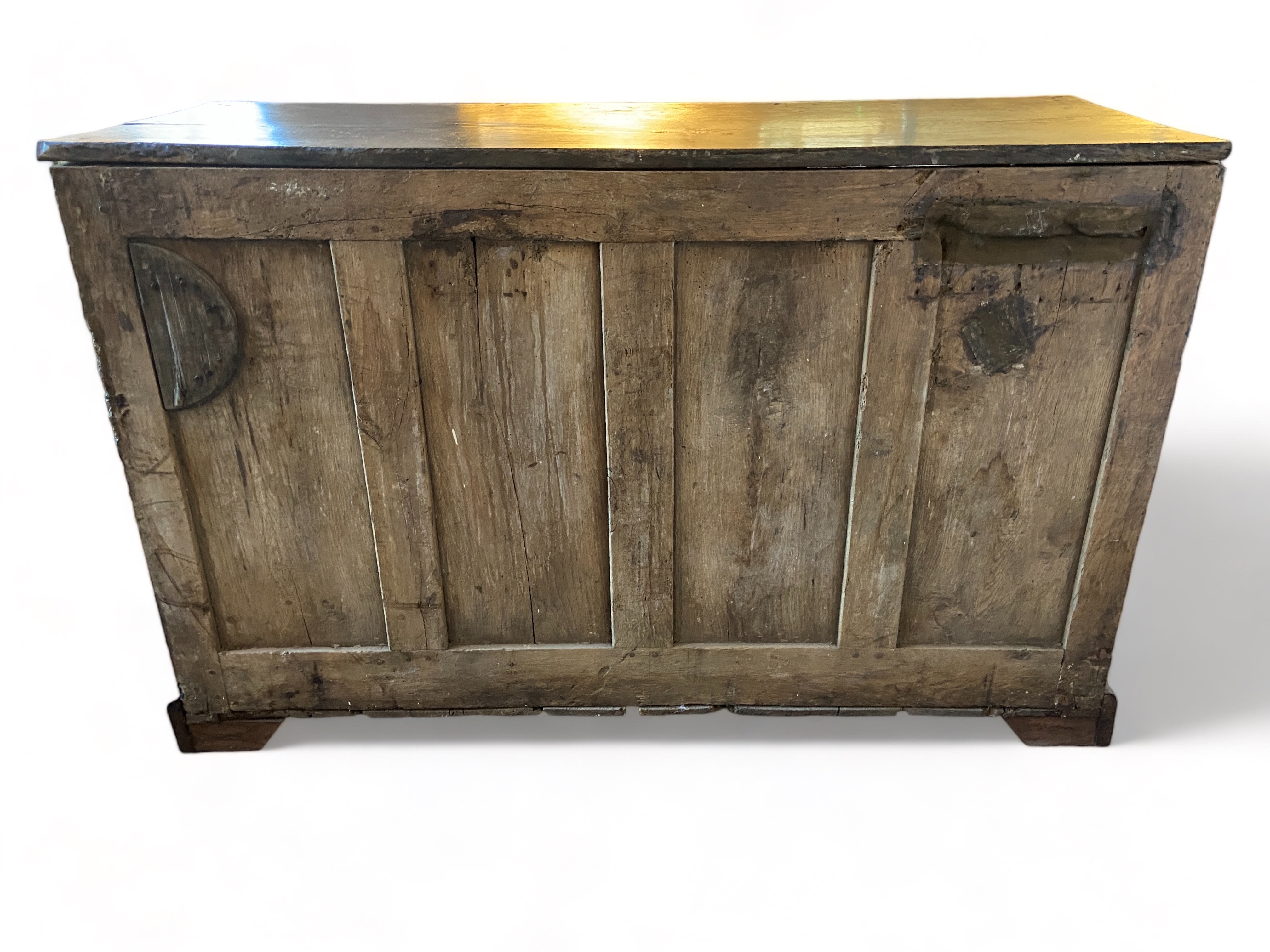 A late 17th century oak dresser base - Image 10 of 10