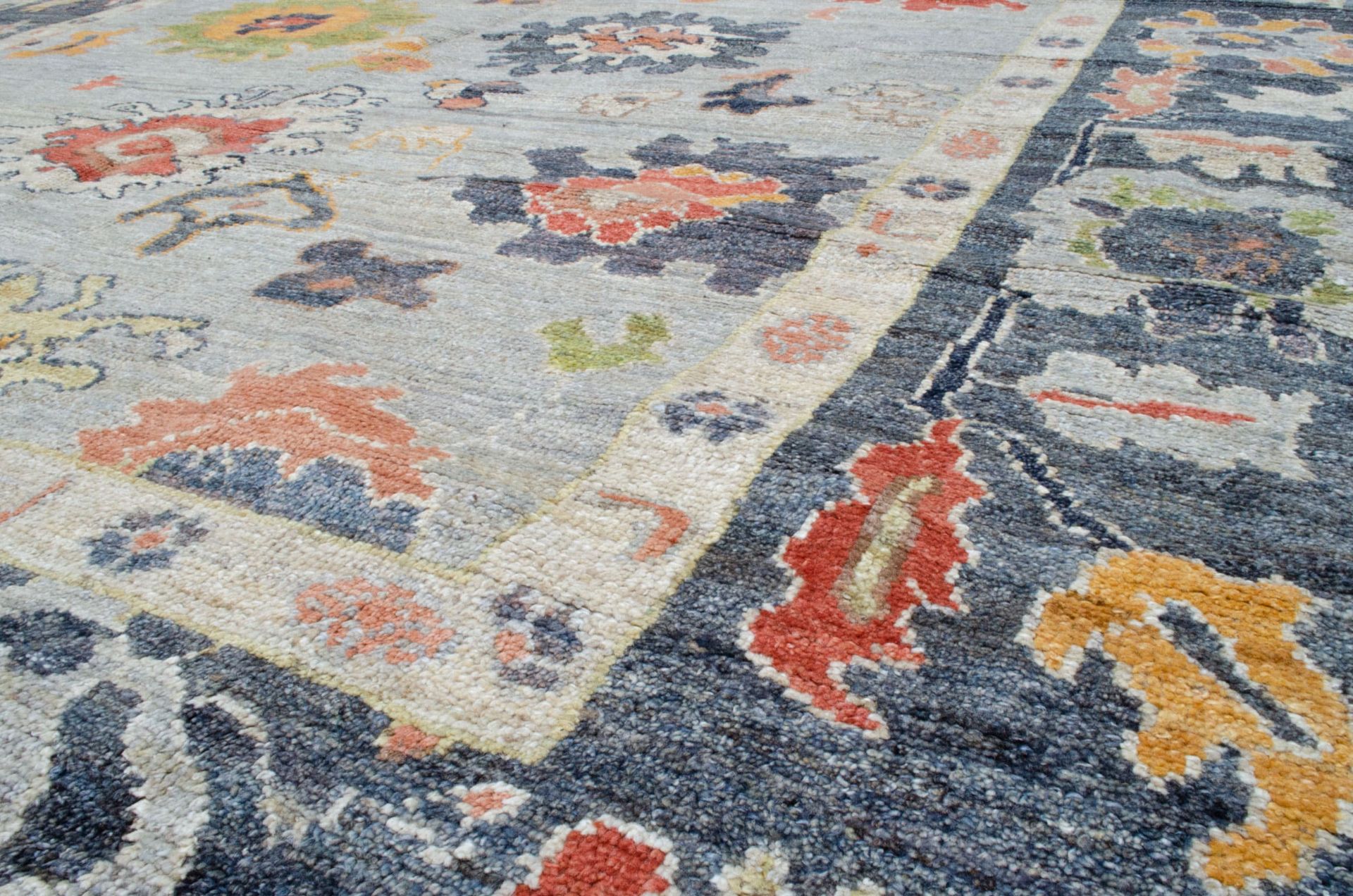 A Ushak carpet - Image 3 of 8