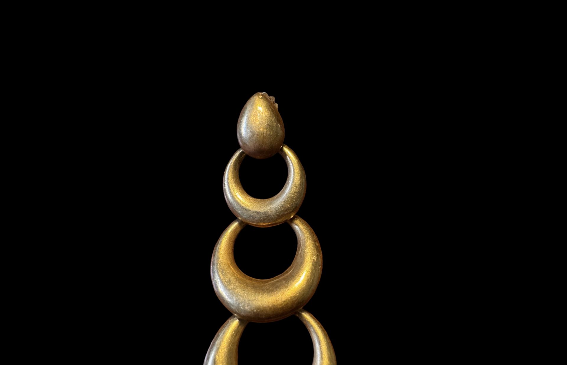A single 19th century French yellow metal earring - Image 2 of 6