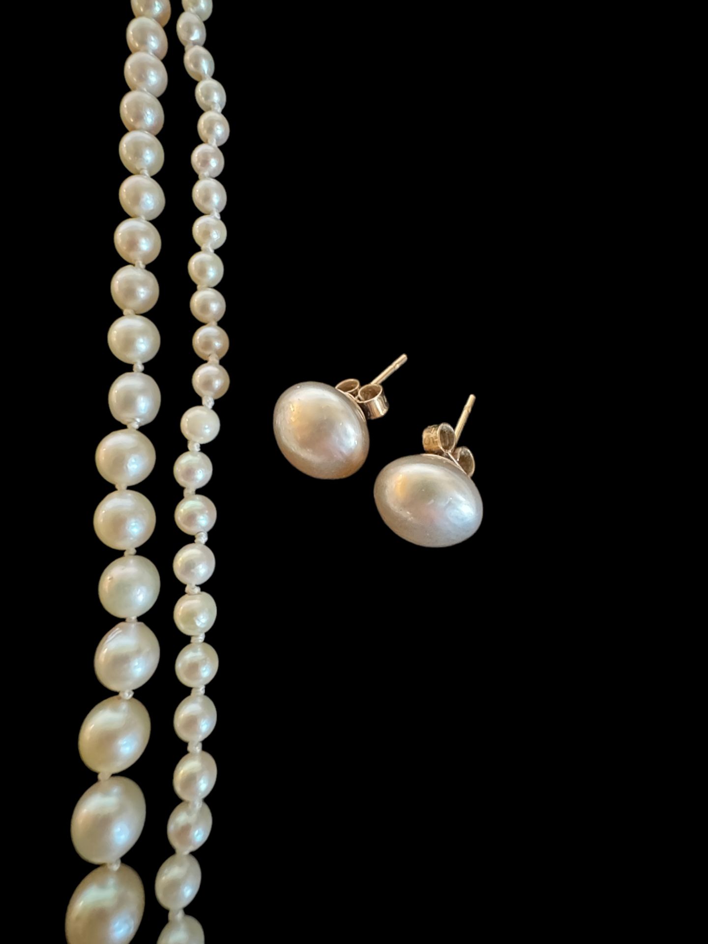 Two graduated cultured pearl necklaces, 9ct gold clasps - Image 5 of 6