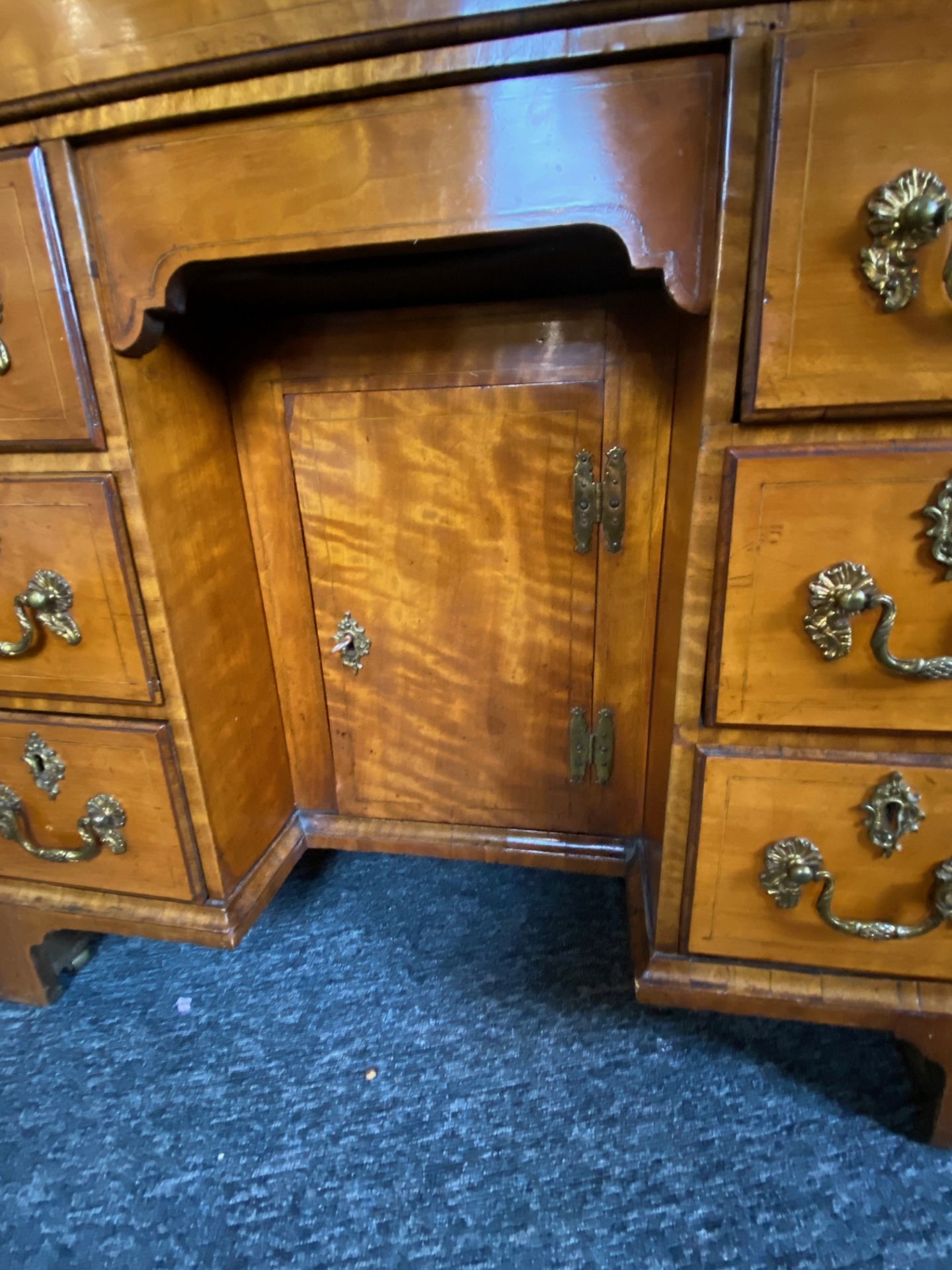 A George III satinwood kneehole desk - Image 7 of 11