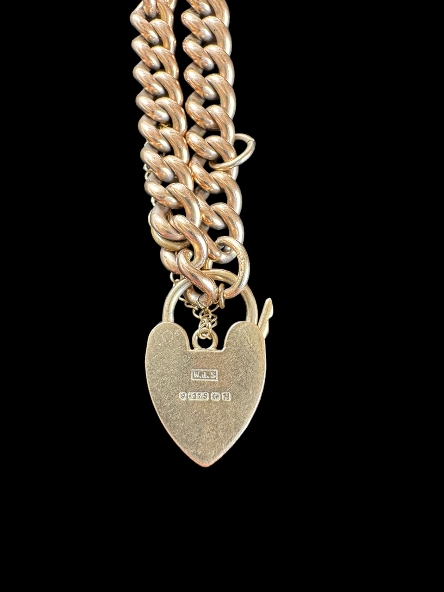 A 9ct gold graduated curblink bracelet with 9ct gold heart padlock clasp - Image 3 of 3