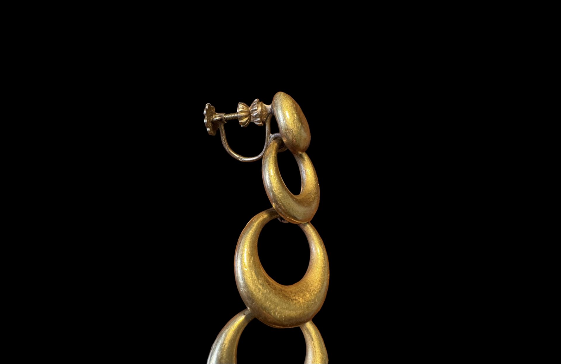 A single 19th century French yellow metal earring - Image 6 of 6