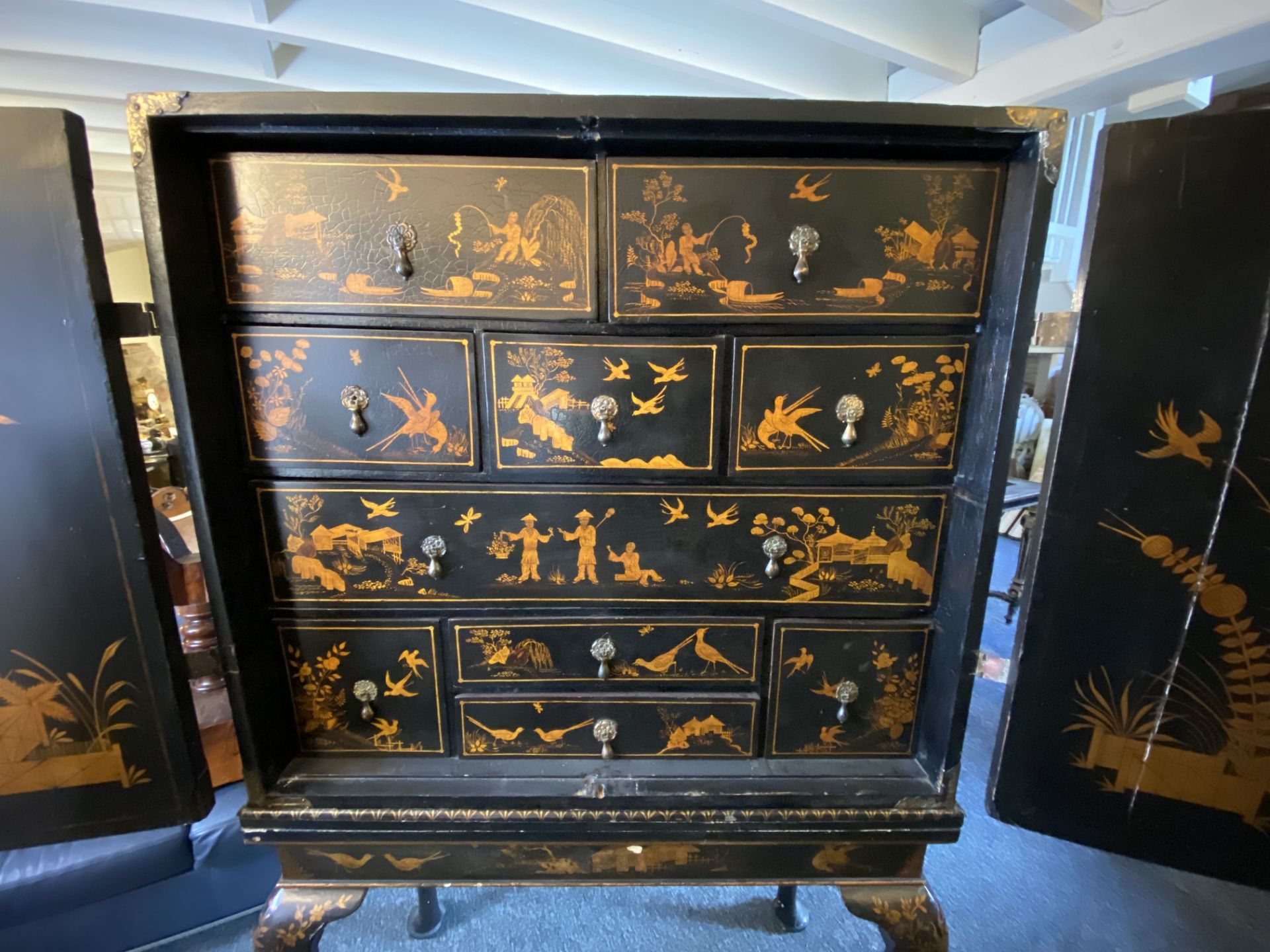 An early 18th century Chinese export black lacquer cabinet on a European stand - Image 11 of 36