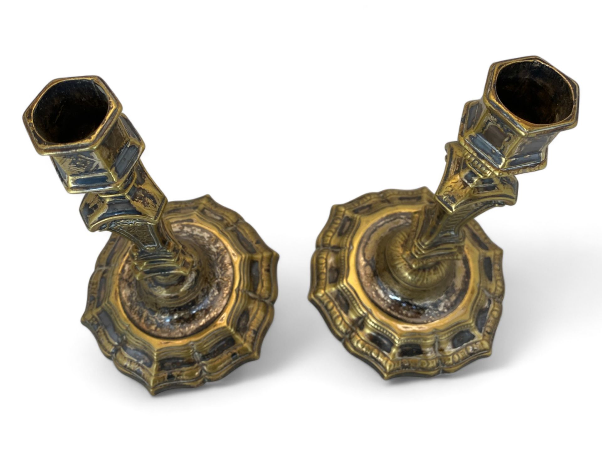 A closely matched pair of French Regence style silvered brass candlesticks, probably early 18th cent - Image 4 of 5