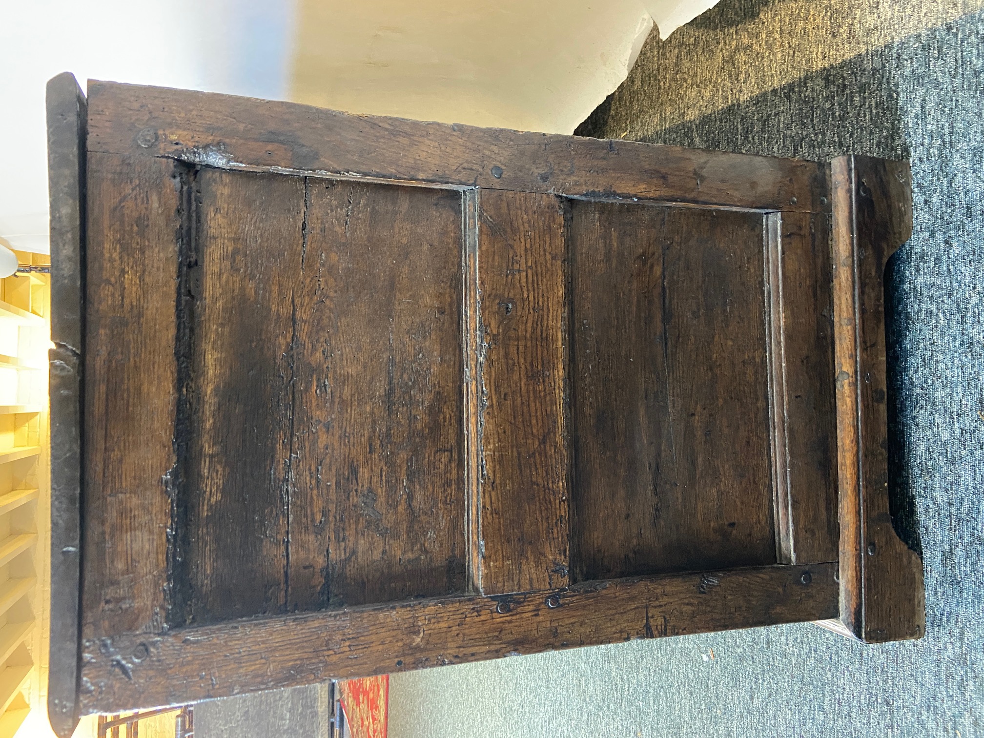 A late 17th century oak dresser base - Image 6 of 10