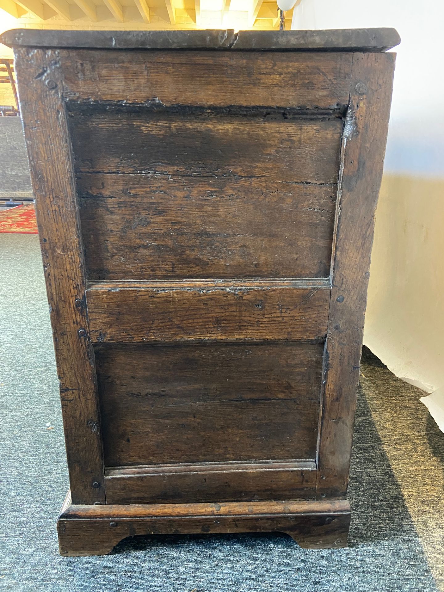 A late 17th century oak dresser base - Image 6 of 10