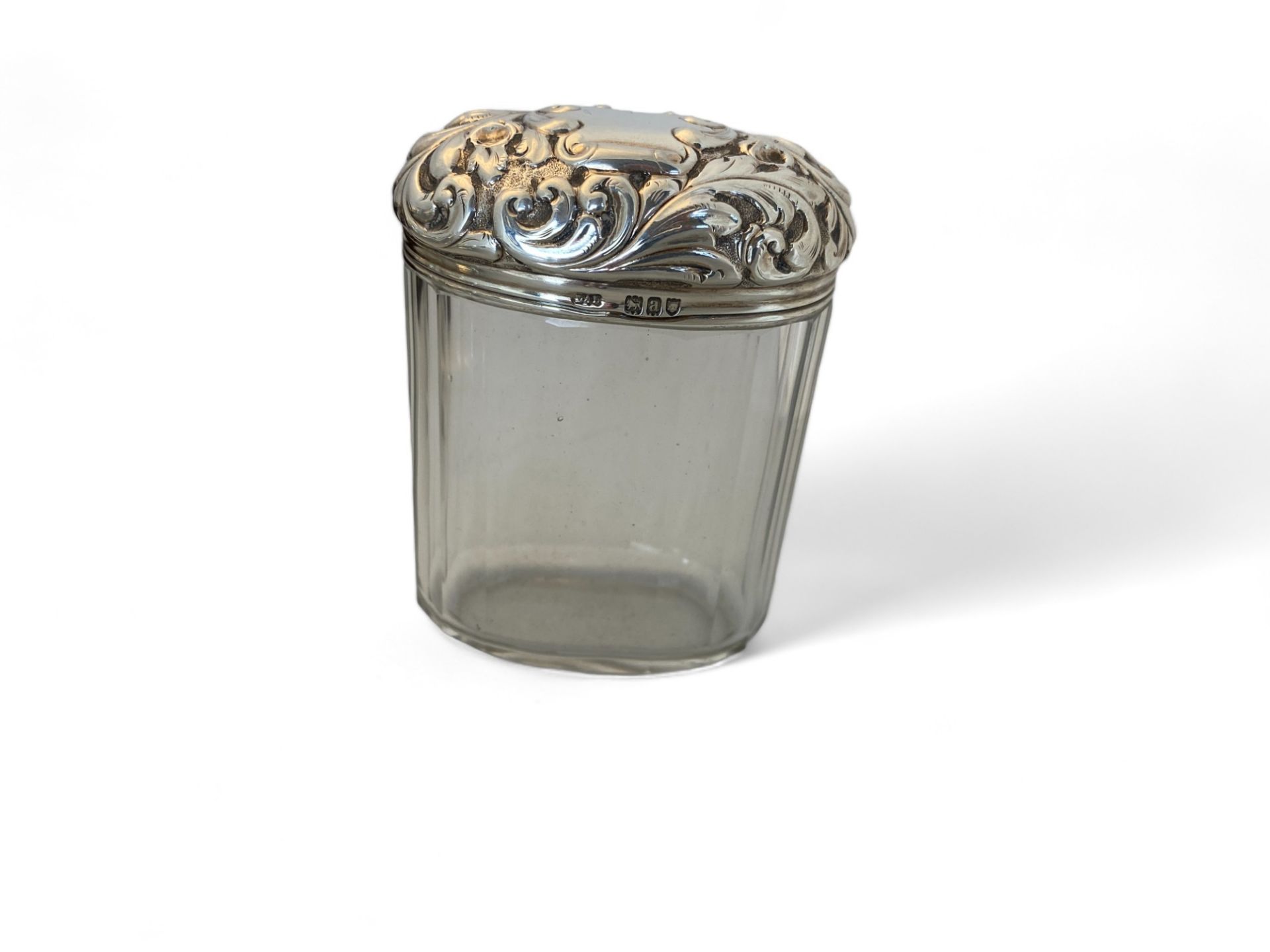A group of silver and glass dressing table pots, silver compact and a cased bakelite vanity set - Image 8 of 12