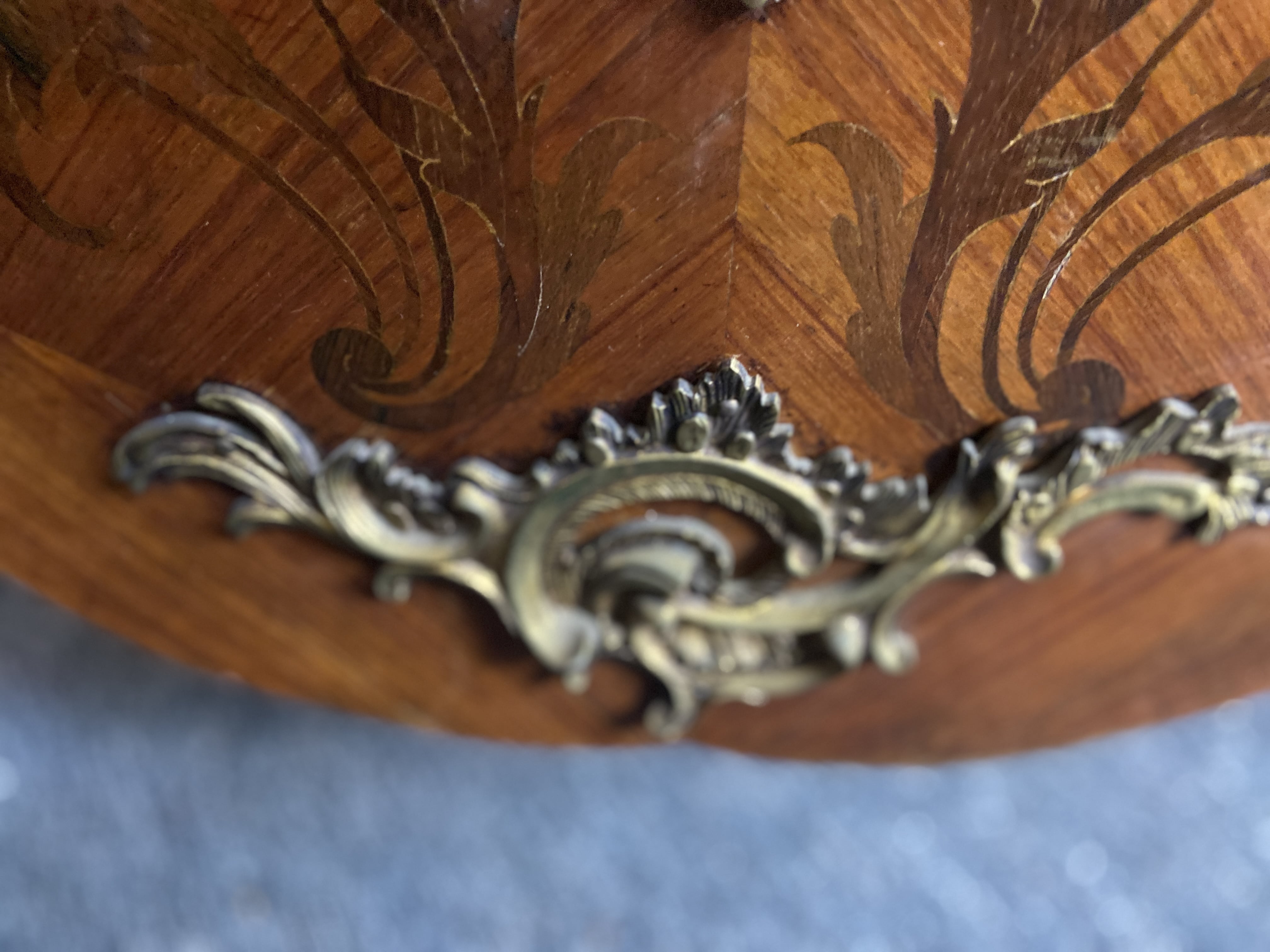 A Louis XV style kingwood, rosewood and sycamore marquetry serpentine commode by J.Grand - Image 5 of 12