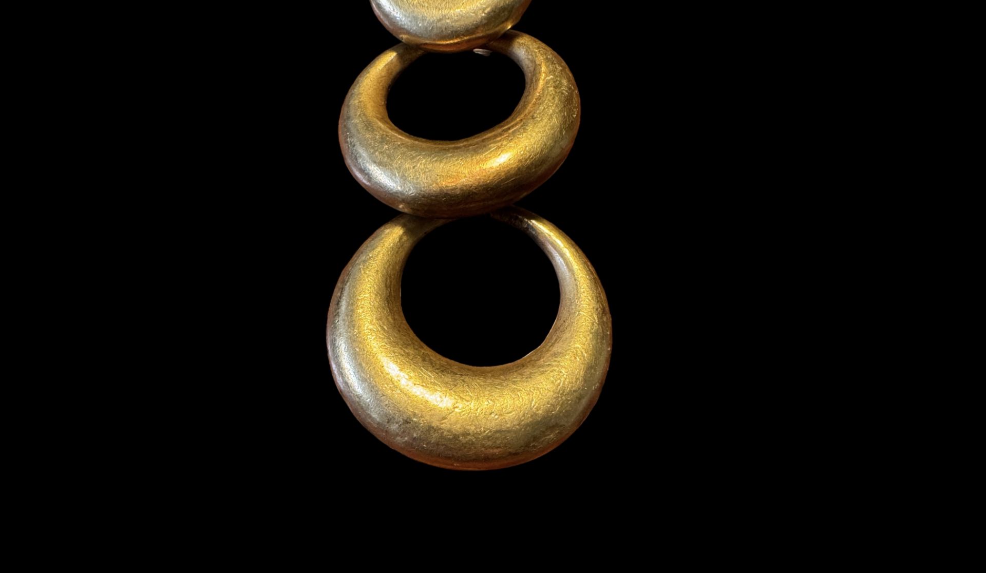 A single 19th century French yellow metal earring - Image 3 of 6