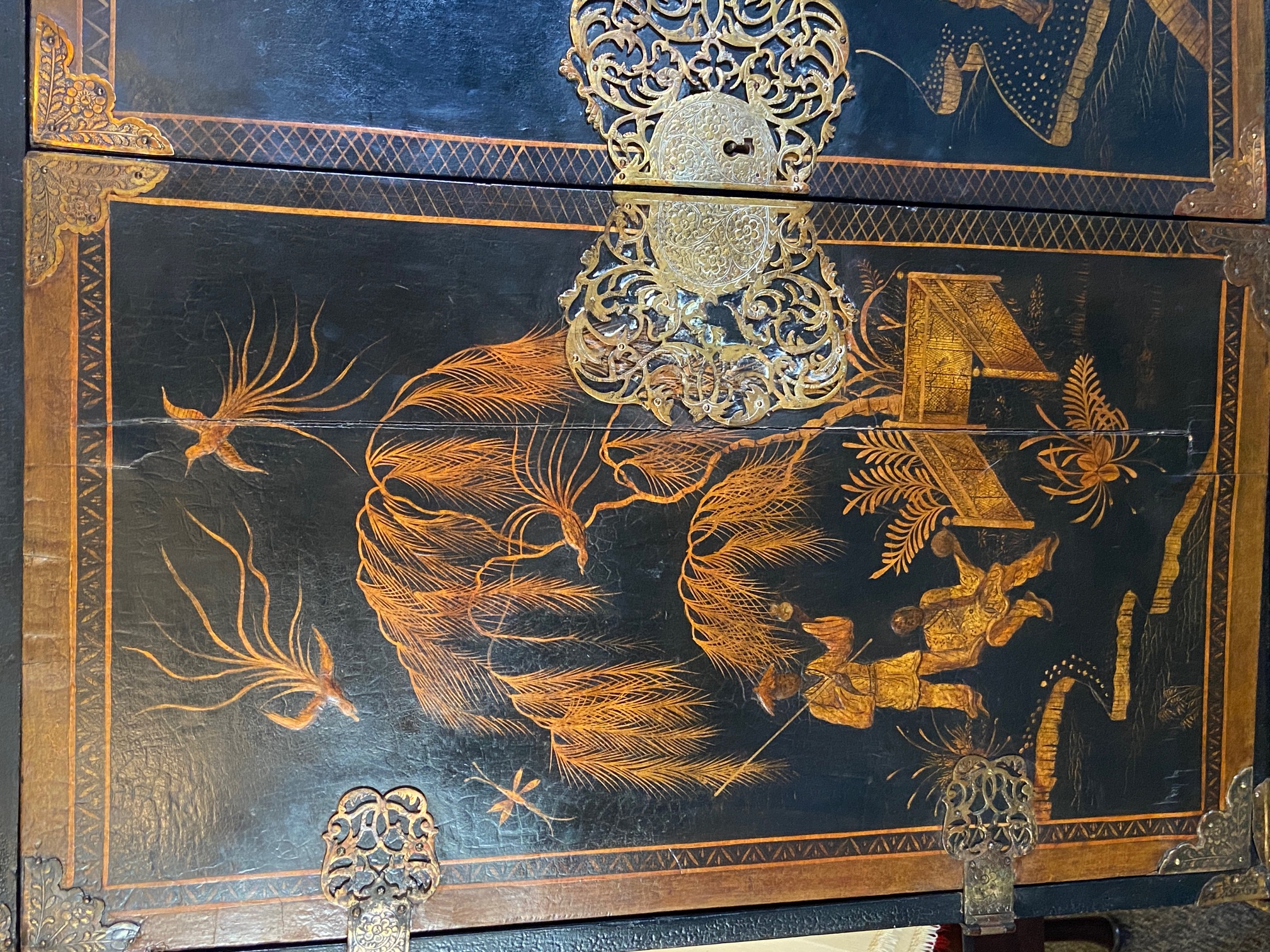 An early 18th century Chinese export black lacquer cabinet on a European stand - Image 22 of 36