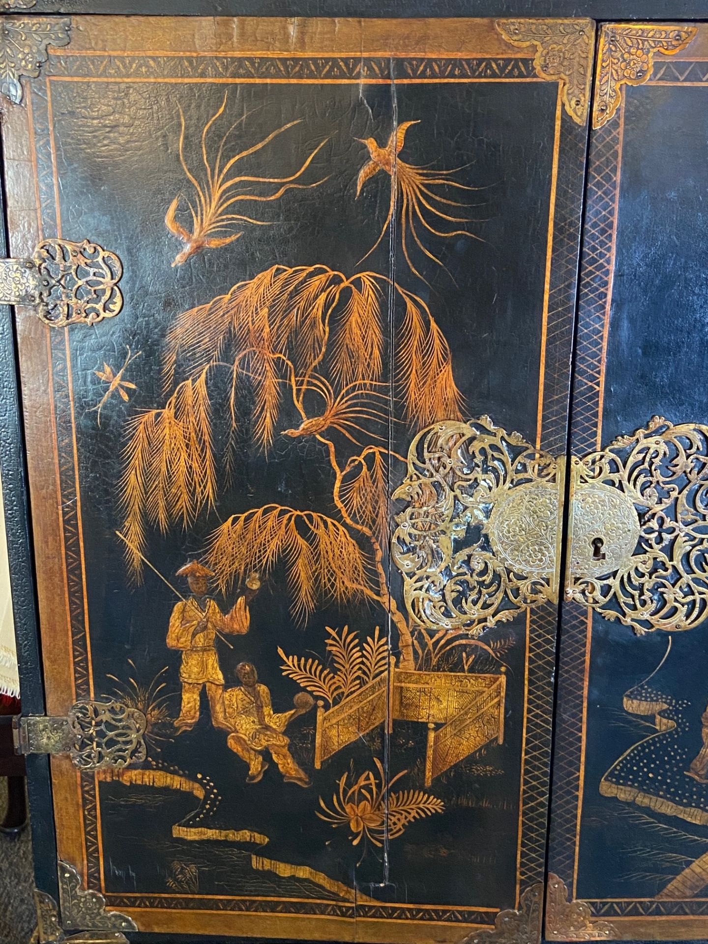 An early 18th century Chinese export black lacquer cabinet on a European stand - Image 22 of 36