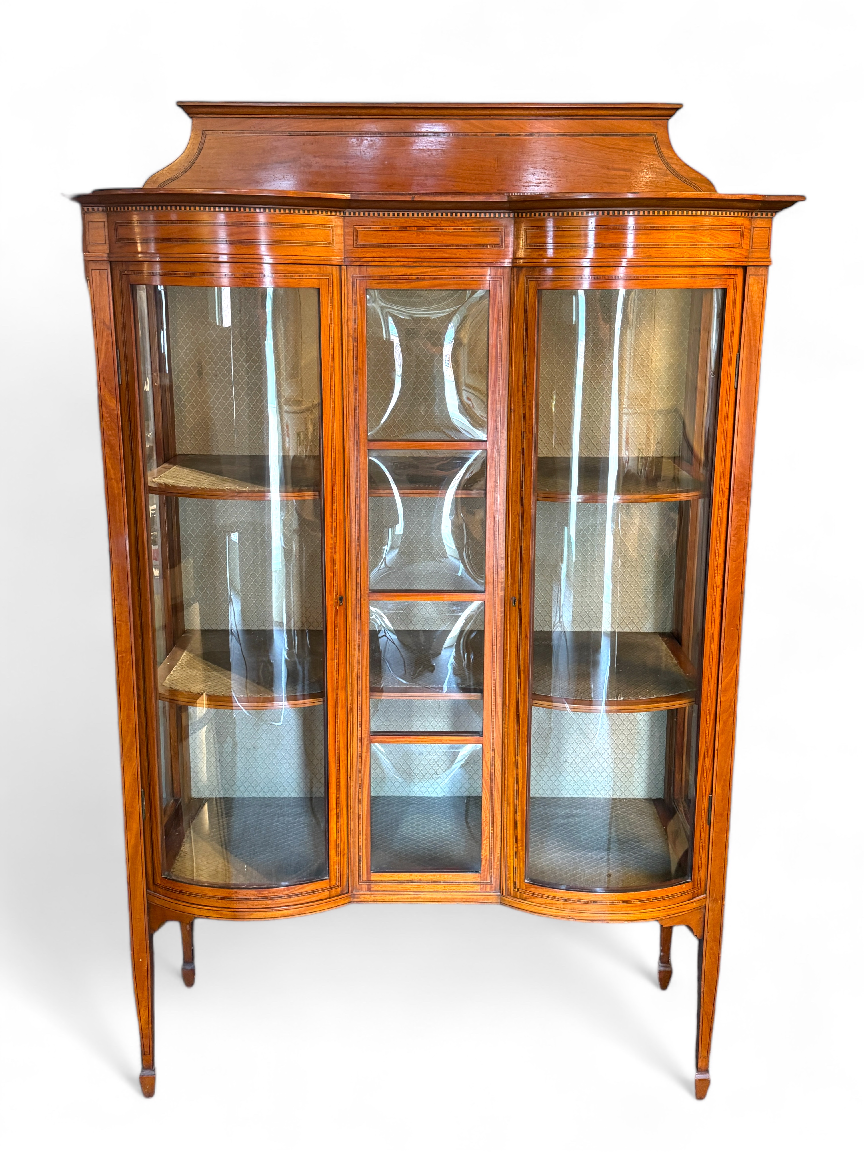 An Edwardian satinwood double bowfront display cabinet / vitrine