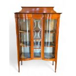 An Edwardian satinwood double bowfront display cabinet / vitrine