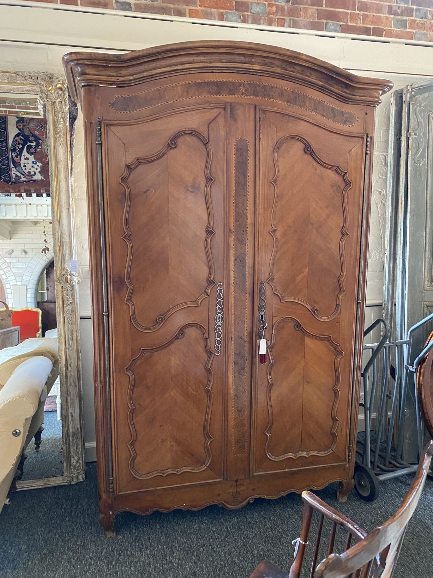 An 18th century French Provincial chestnut and burr elm armoire - Image 3 of 17