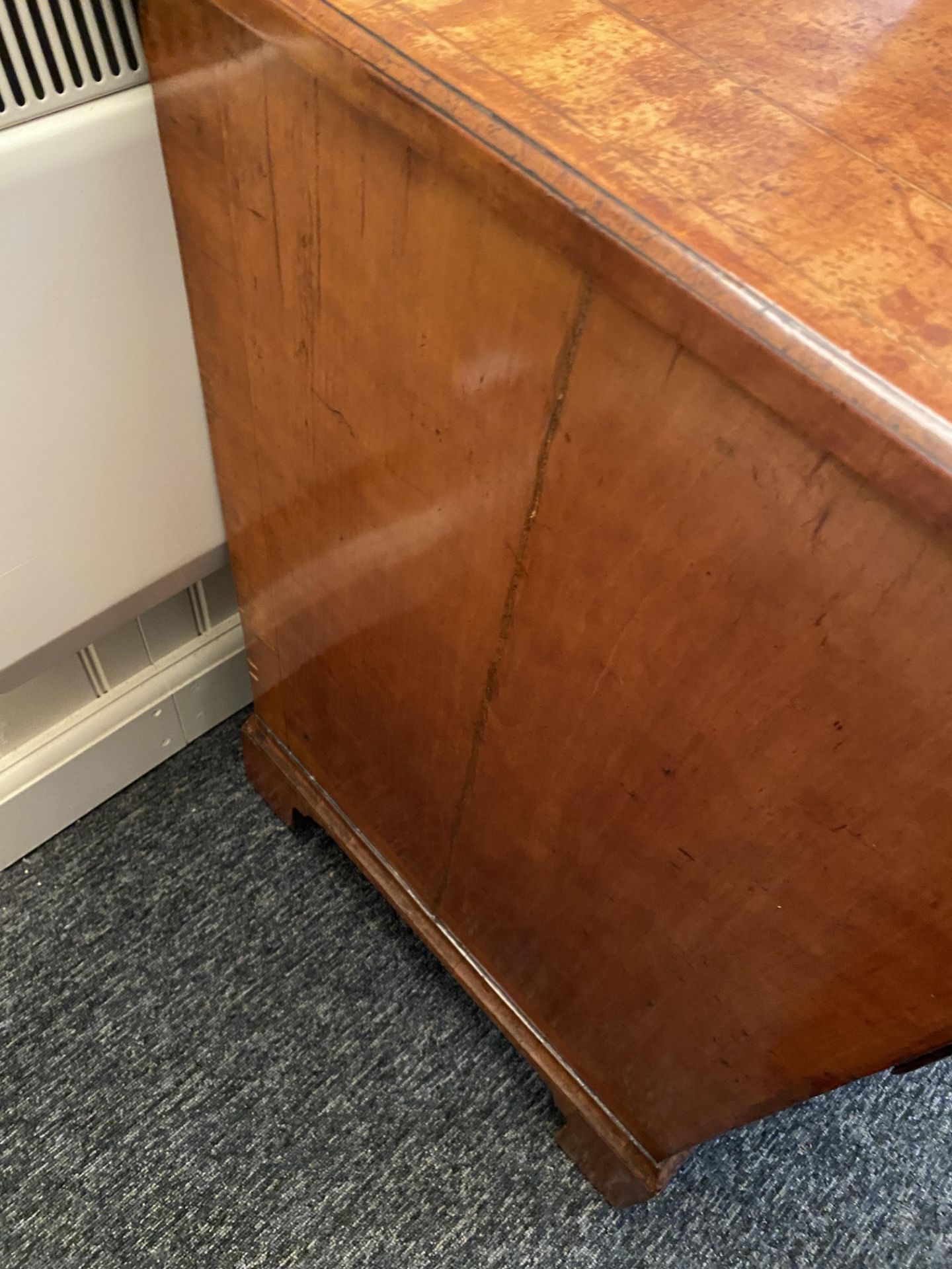 A George III satinwood kneehole desk - Image 9 of 11