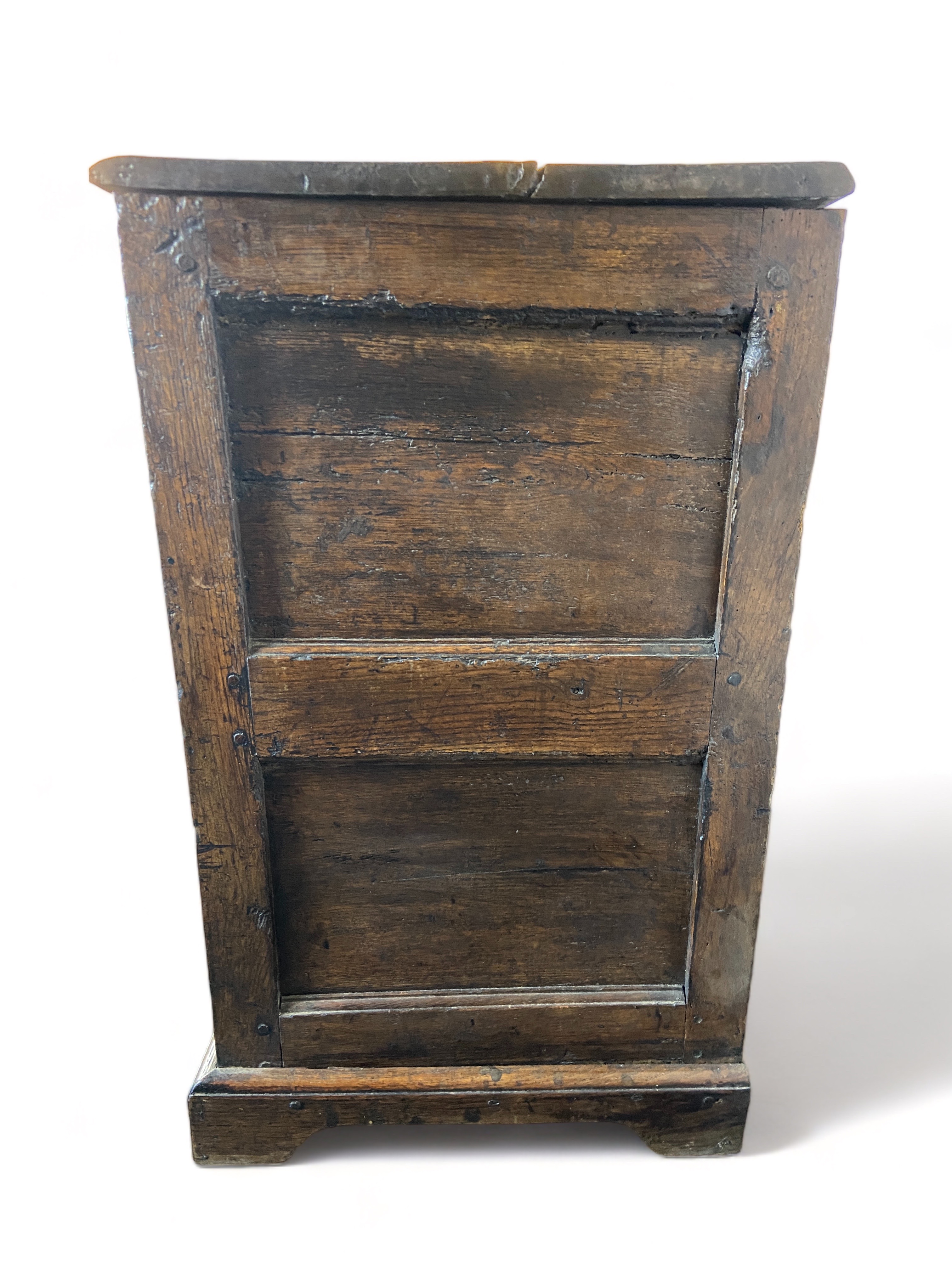 A late 17th century oak dresser base - Image 9 of 10