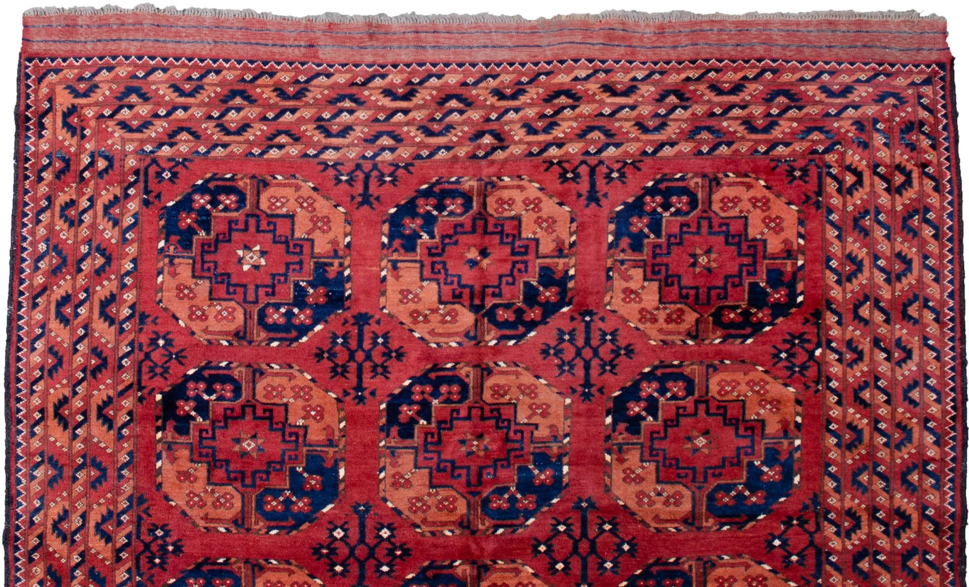 A vintage Ersari carpet, Turkestan, circa 1950 - Image 5 of 7