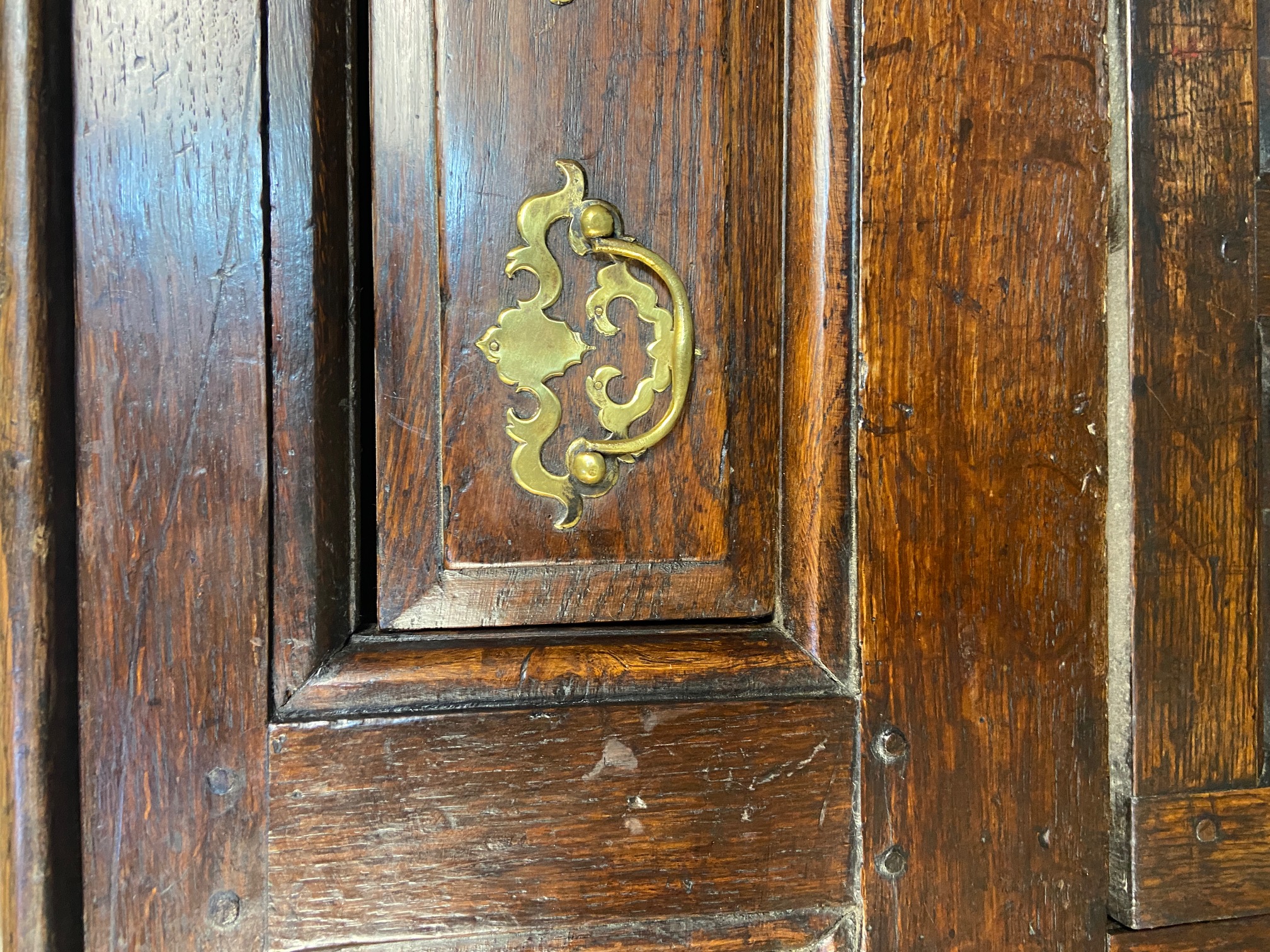 A late 17th century oak dresser base - Image 2 of 10