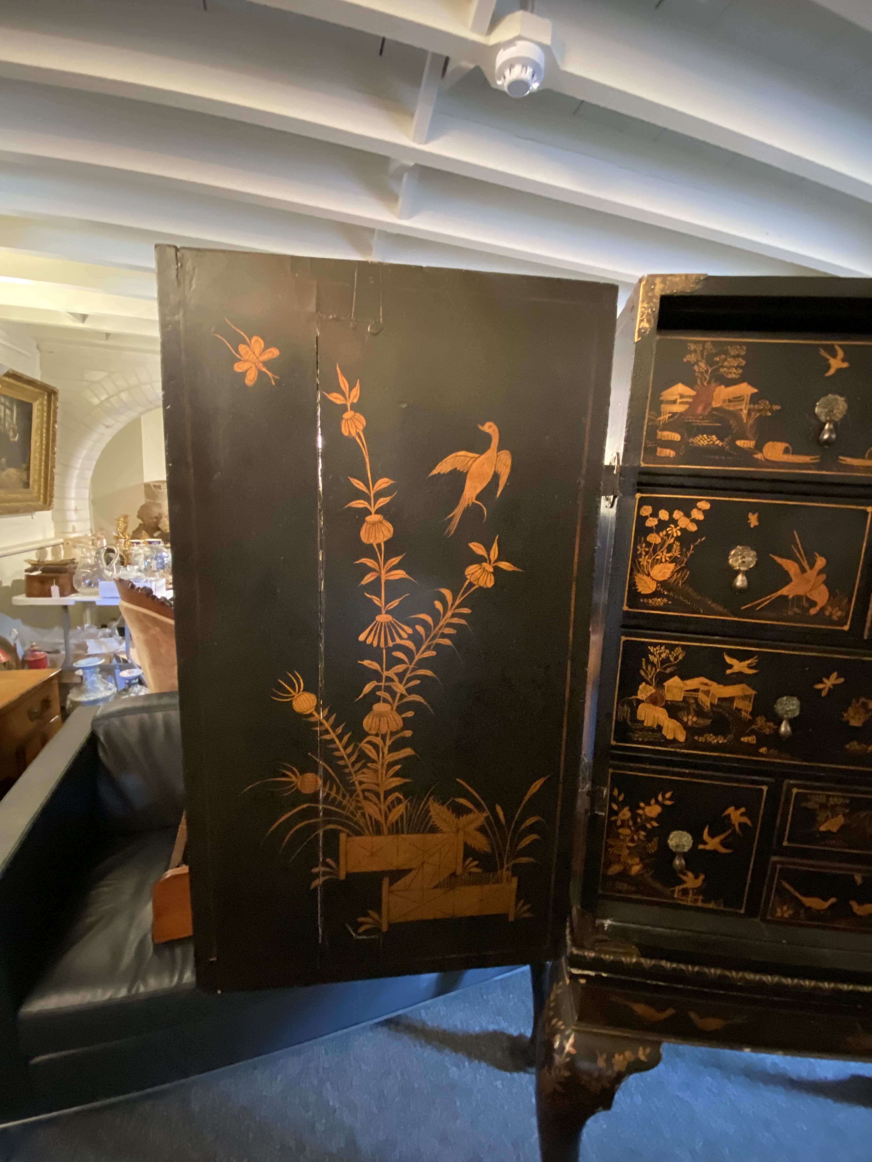 An early 18th century Chinese export black lacquer cabinet on a European stand - Image 13 of 36