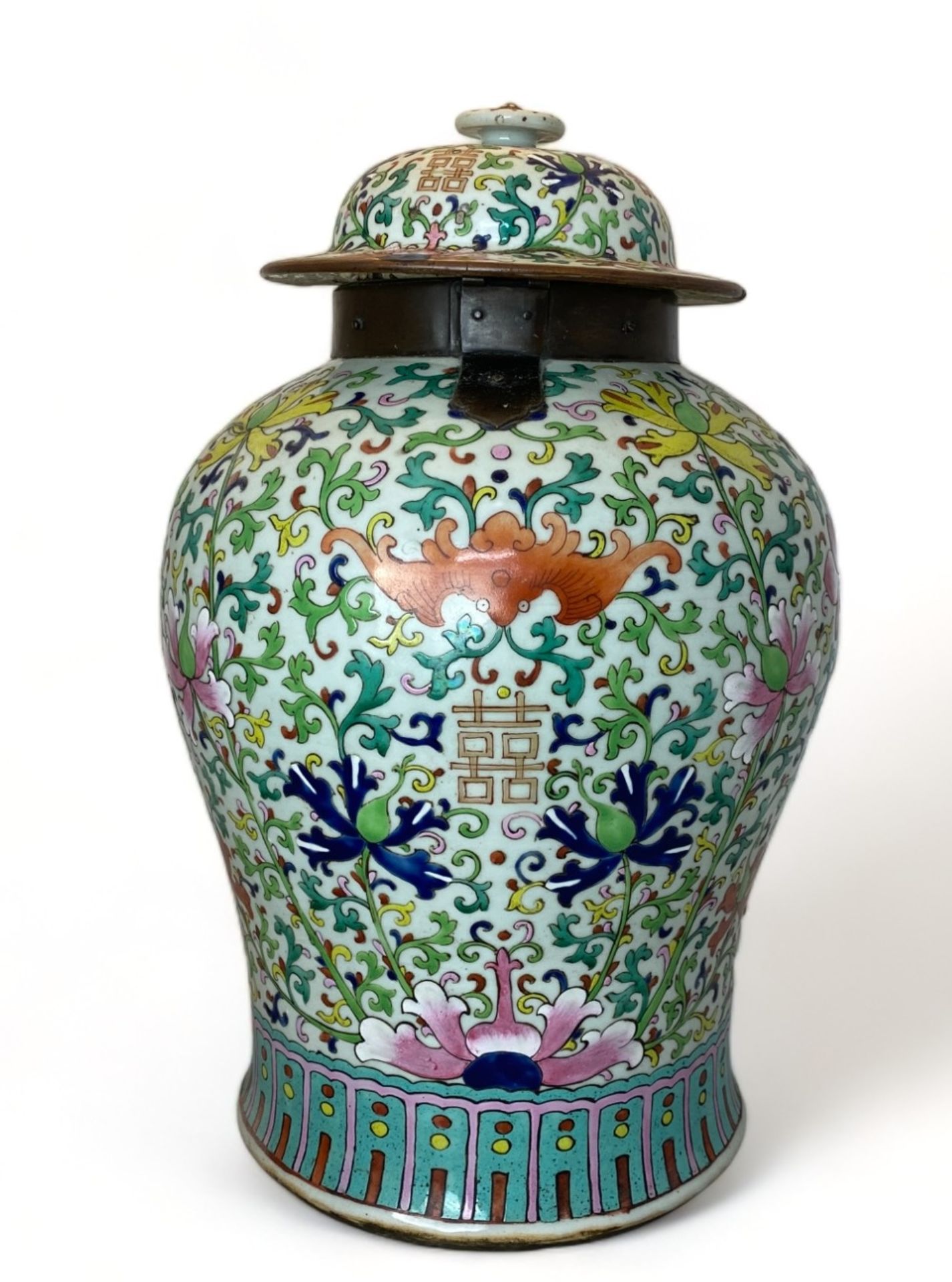 An 18th century Chinese famille verte vase and cover