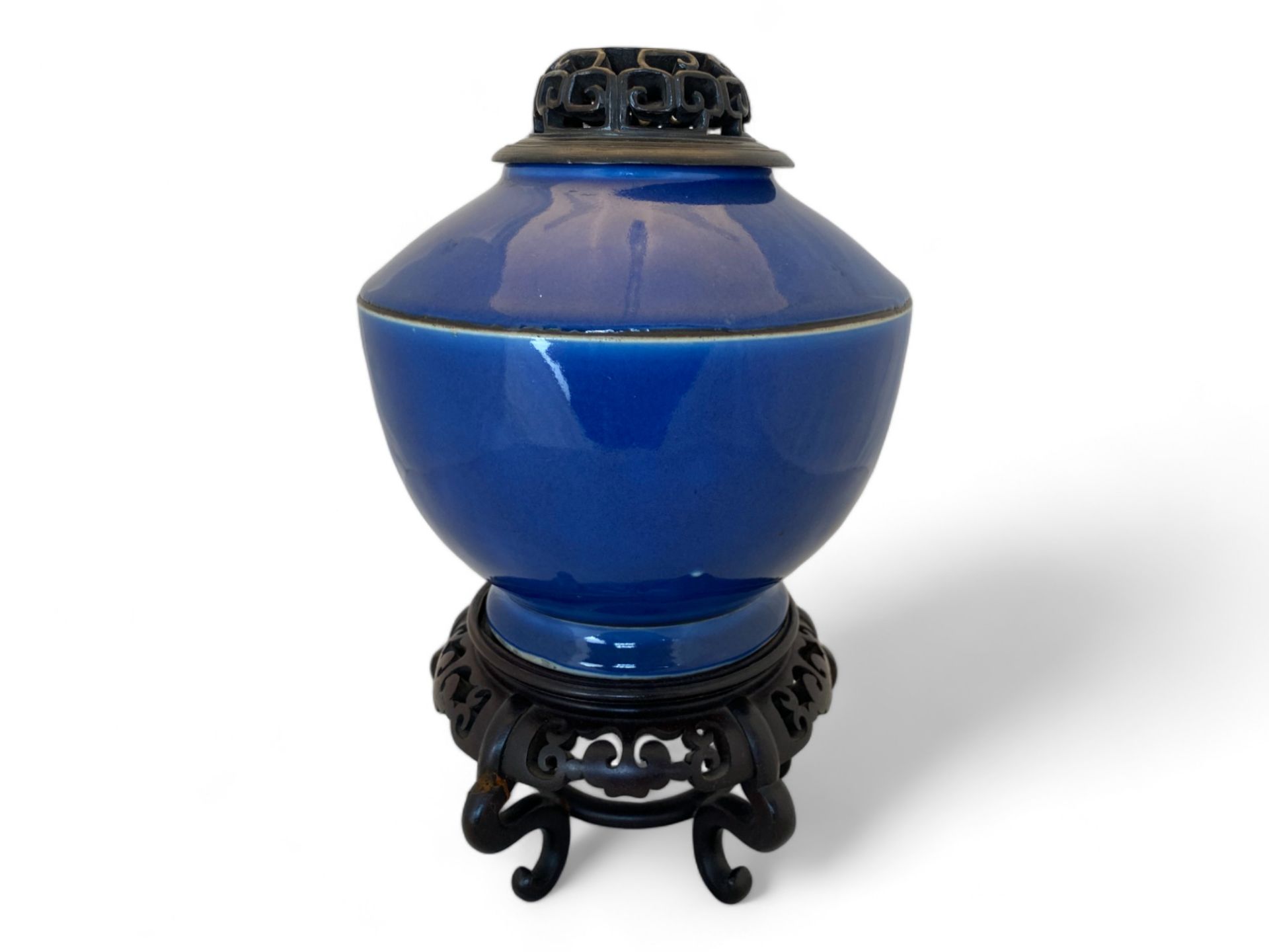 An 18th century Chinese porcelain monochrome blue vase with a pierced hardwood carved cover and stan - Image 5 of 12