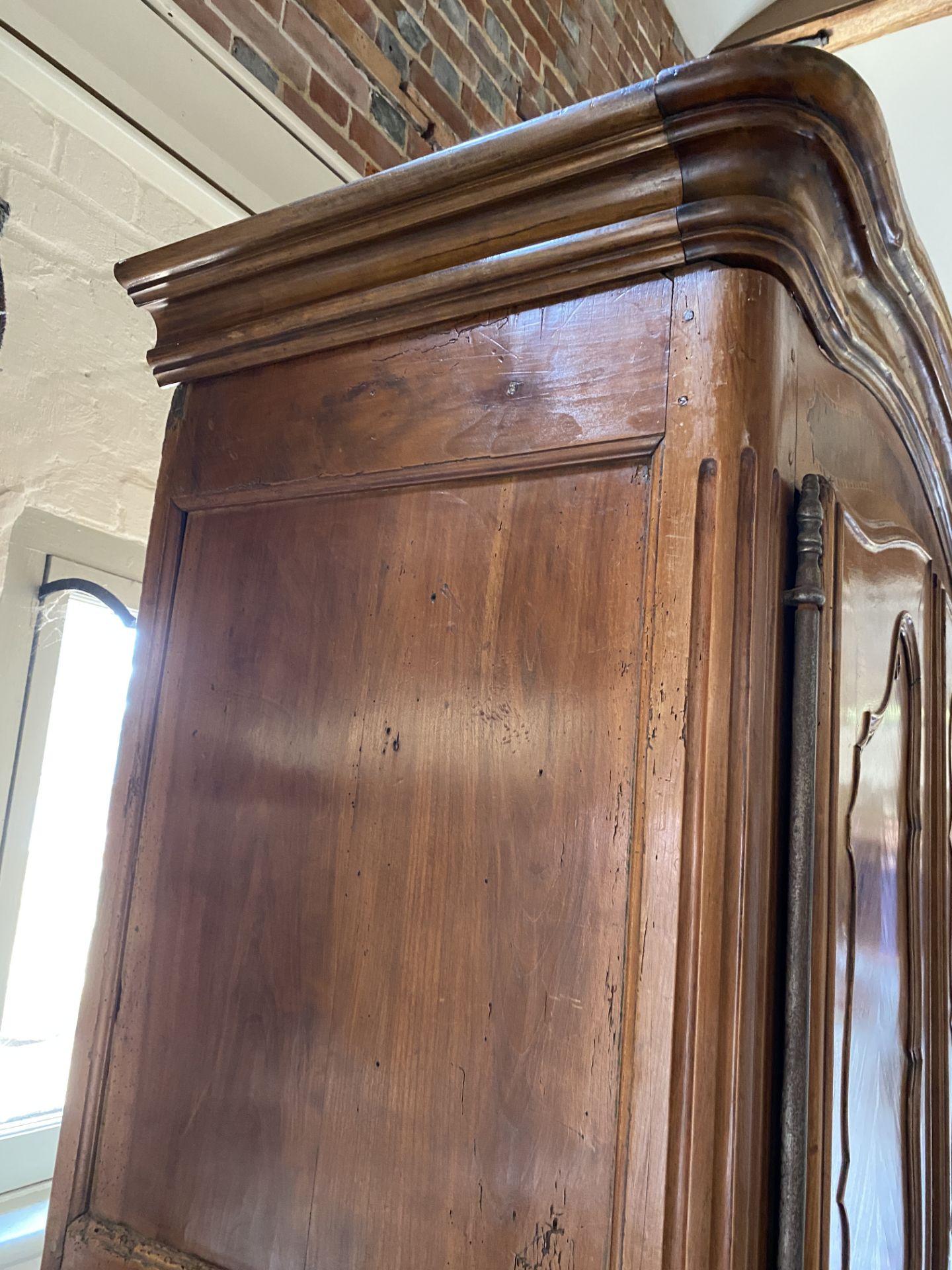 An 18th century French Provincial chestnut and burr elm armoire - Image 5 of 17
