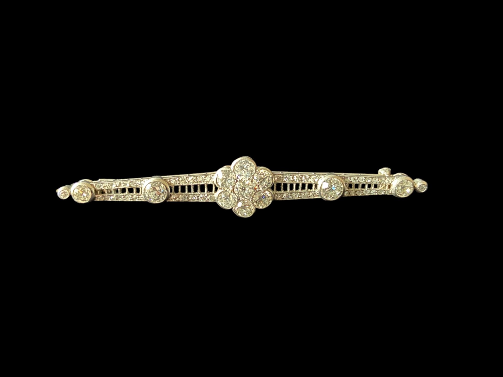 An Edwardian diamond cluster bar brooch