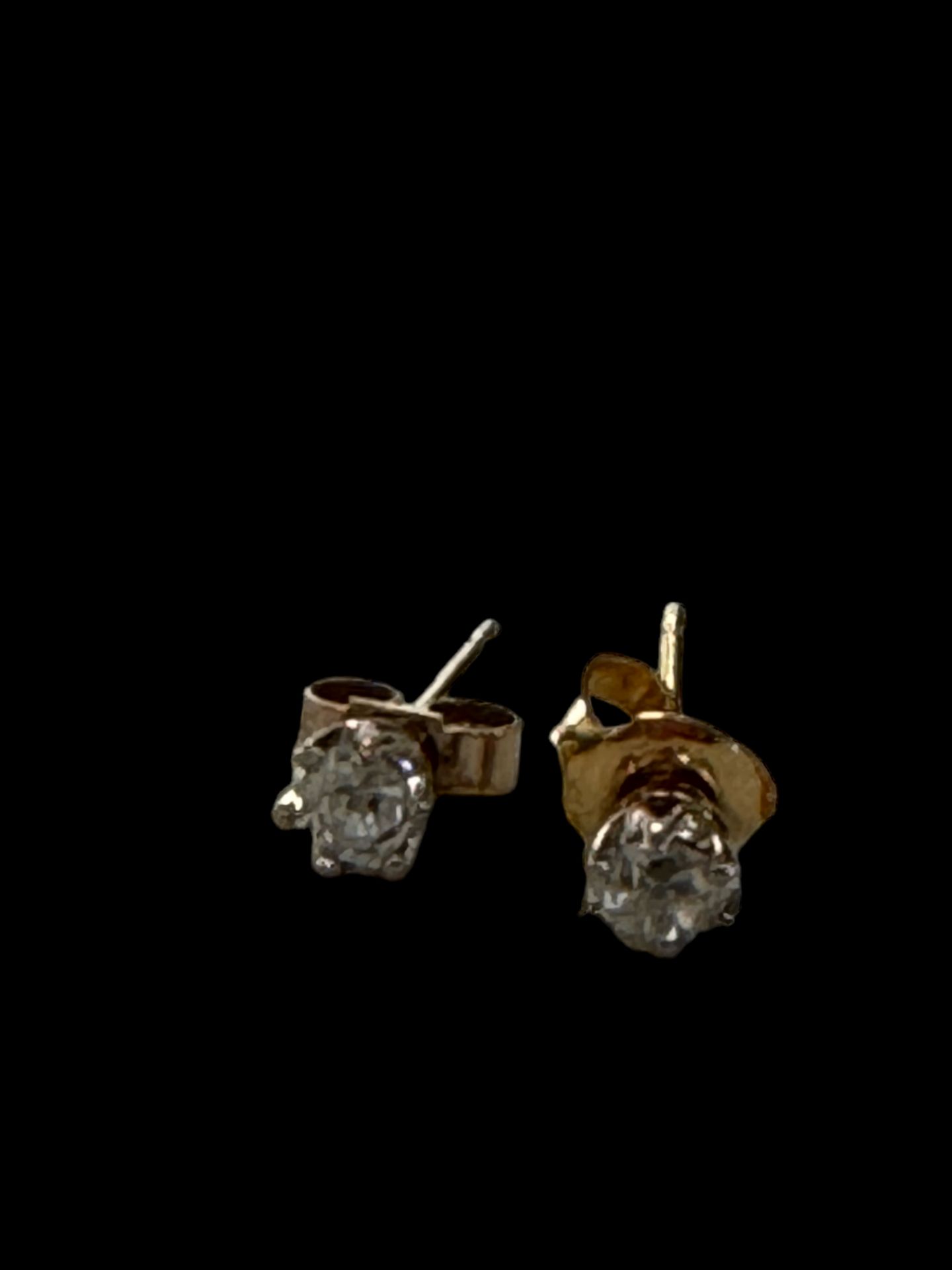 A small group of stud earrings - Image 2 of 4