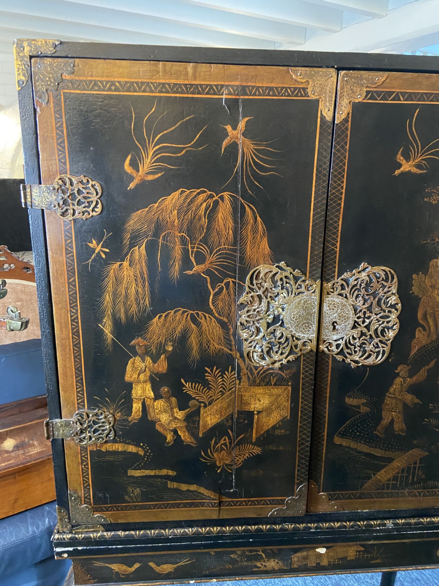 An early 18th century Chinese export black lacquer cabinet on a European stand - Image 2 of 36