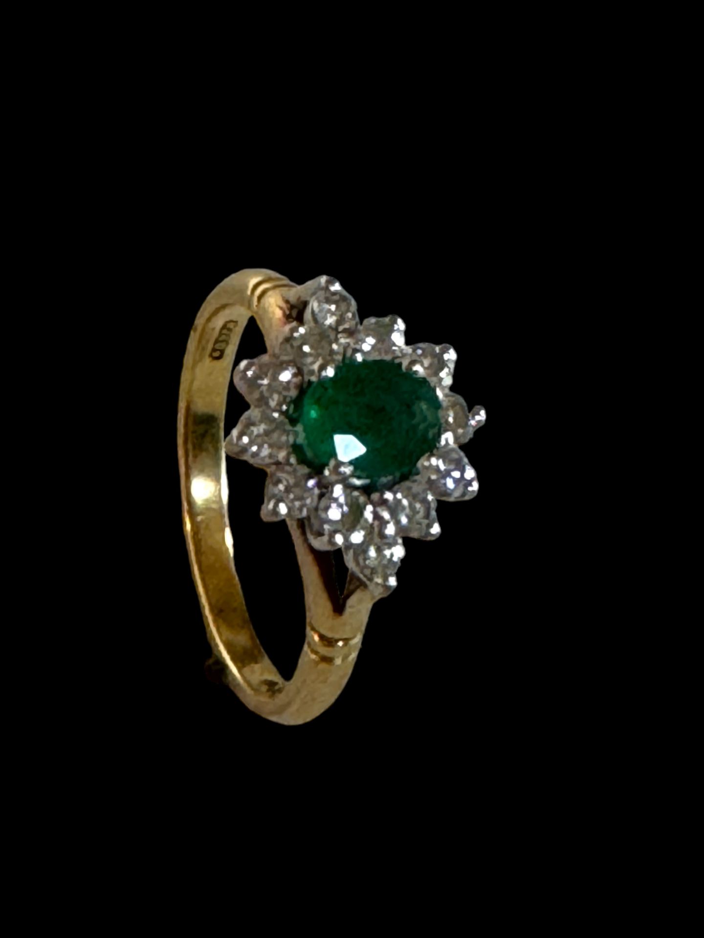 An emerald and diamond cluster ring - Image 4 of 6