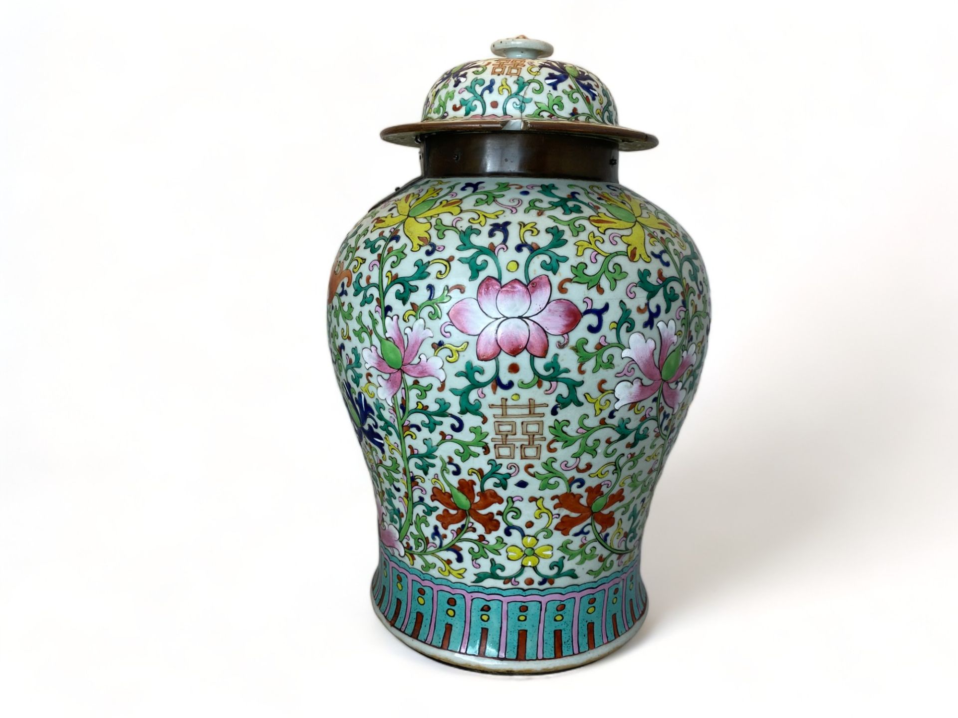 An 18th century Chinese famille verte vase and cover - Image 2 of 11