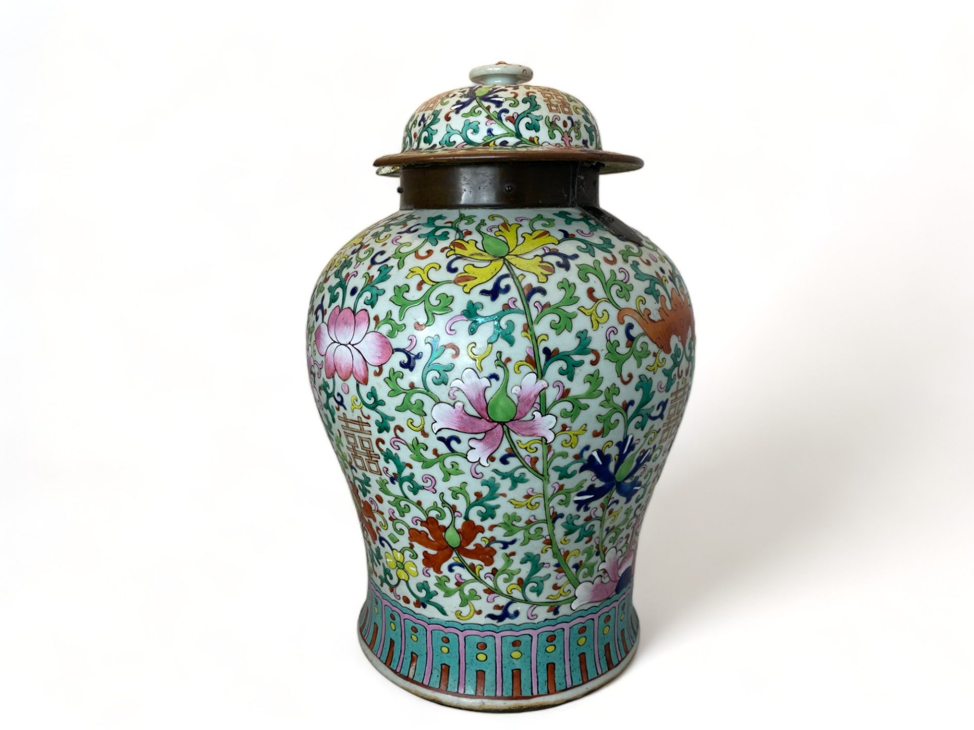 An 18th century Chinese famille verte vase and cover - Image 5 of 11