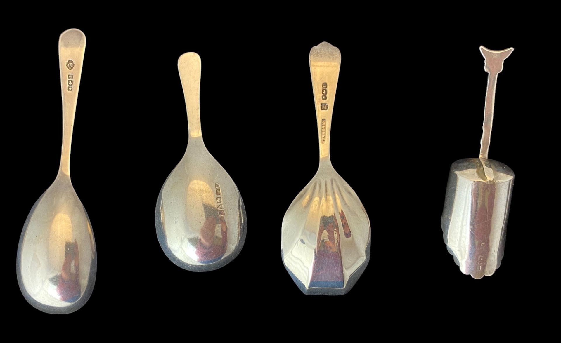 A group of four silver caddy spoons - Image 2 of 6